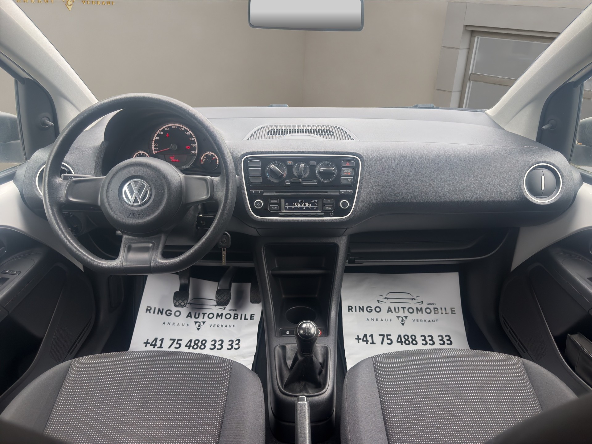 VW Up 1.0 white up Art on Ice-image-11