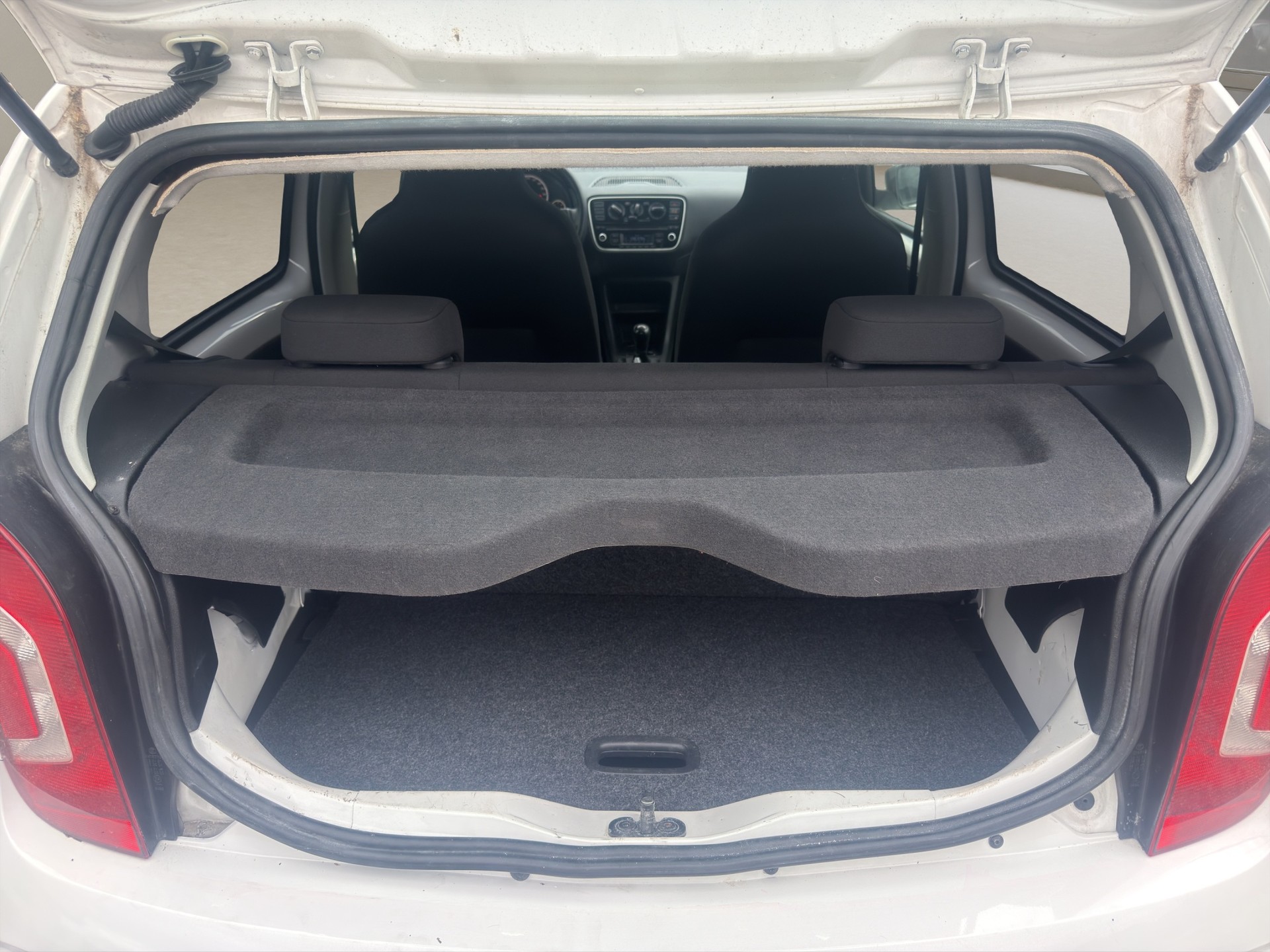 VW Up 1.0 white up Art on Ice-image-12