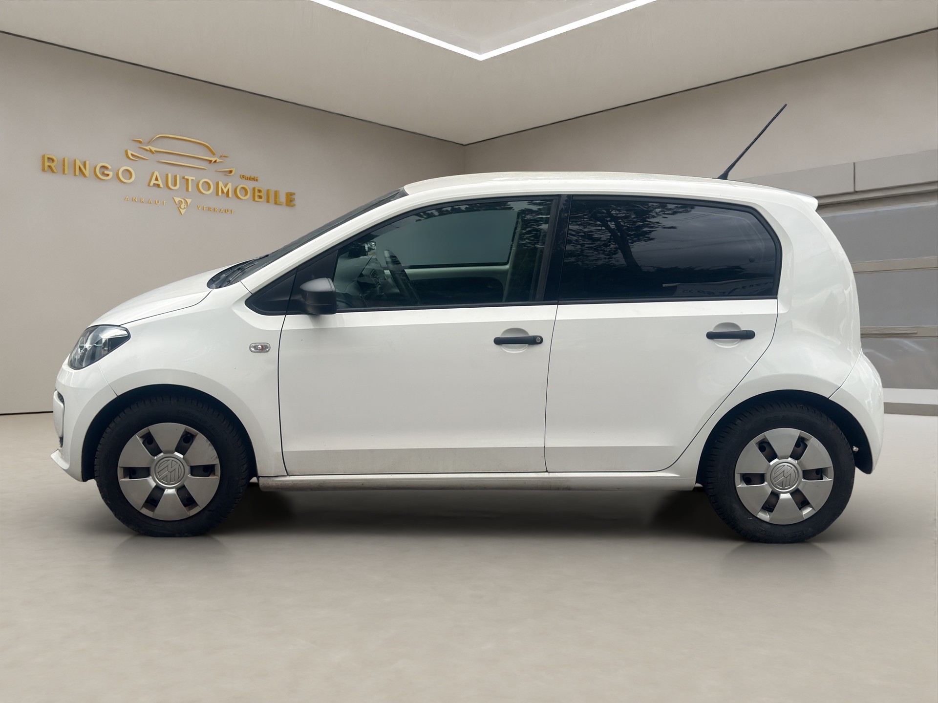 VW Up 1.0 white up Art on Ice-image-3