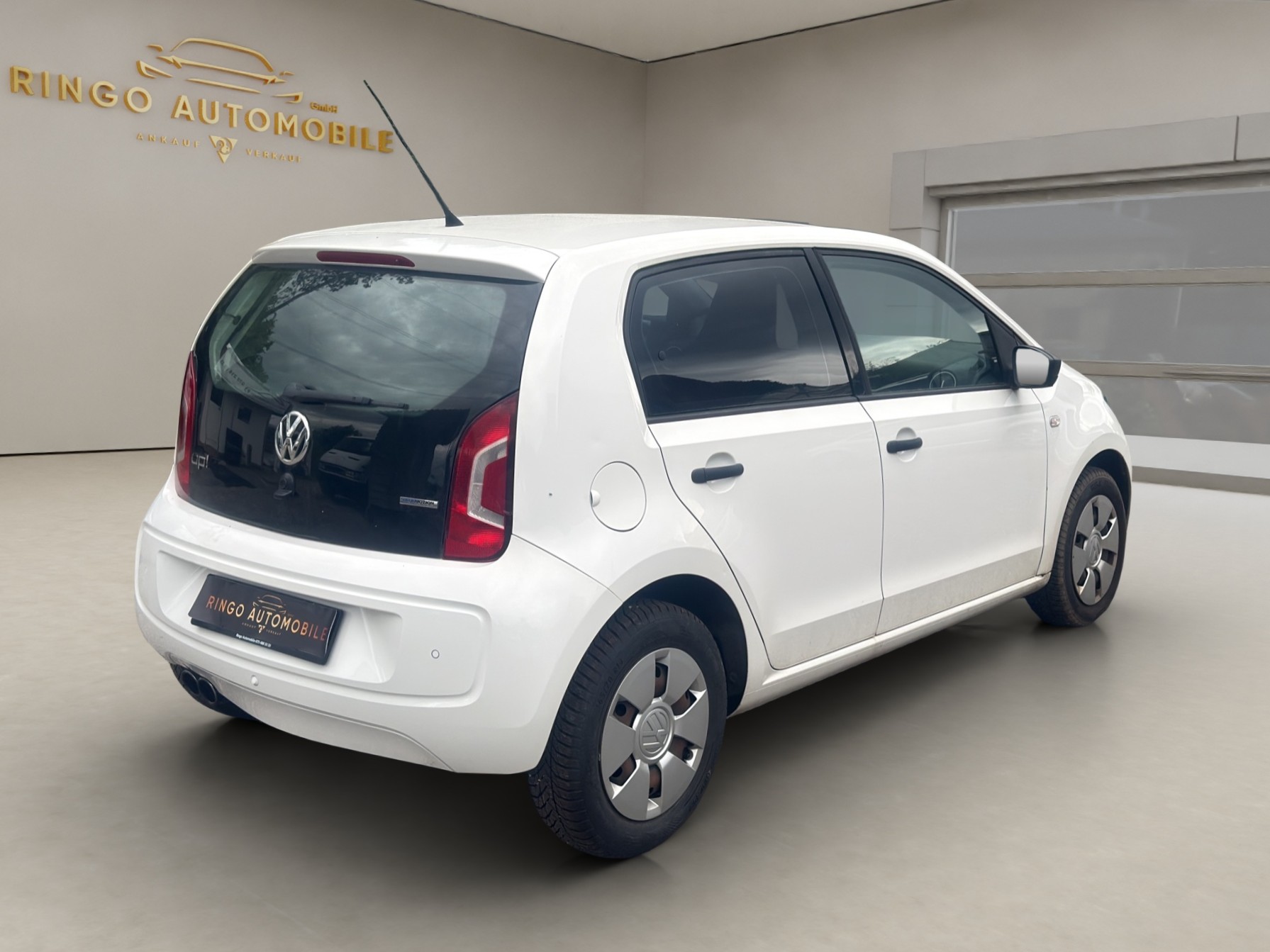 VW Up 1.0 white up Art on Ice-image-6