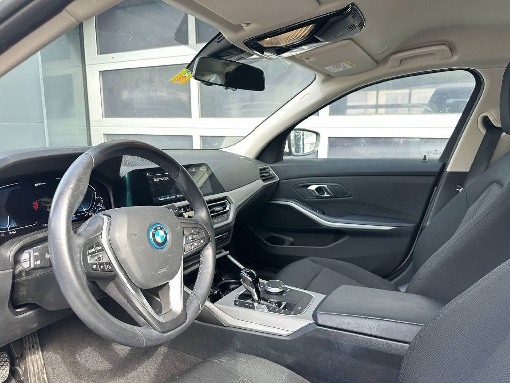 BMW 320e xDrive Touring - CH-image-6