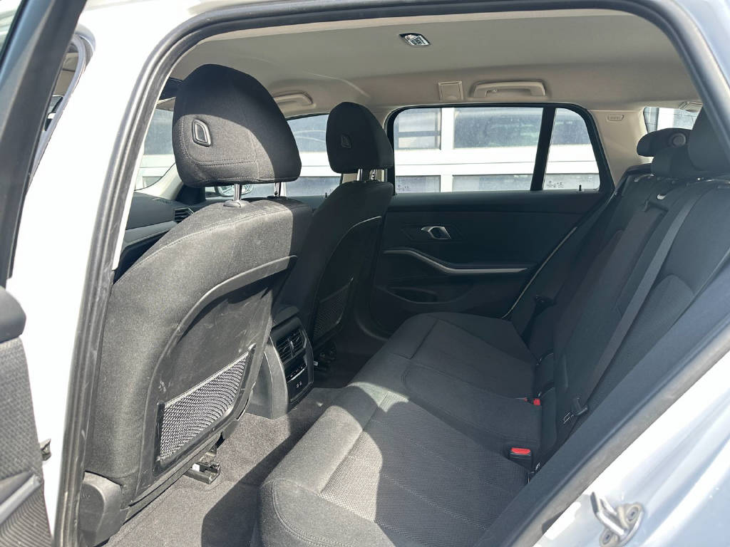 BMW 320e xDrive Touring - CH-image-5