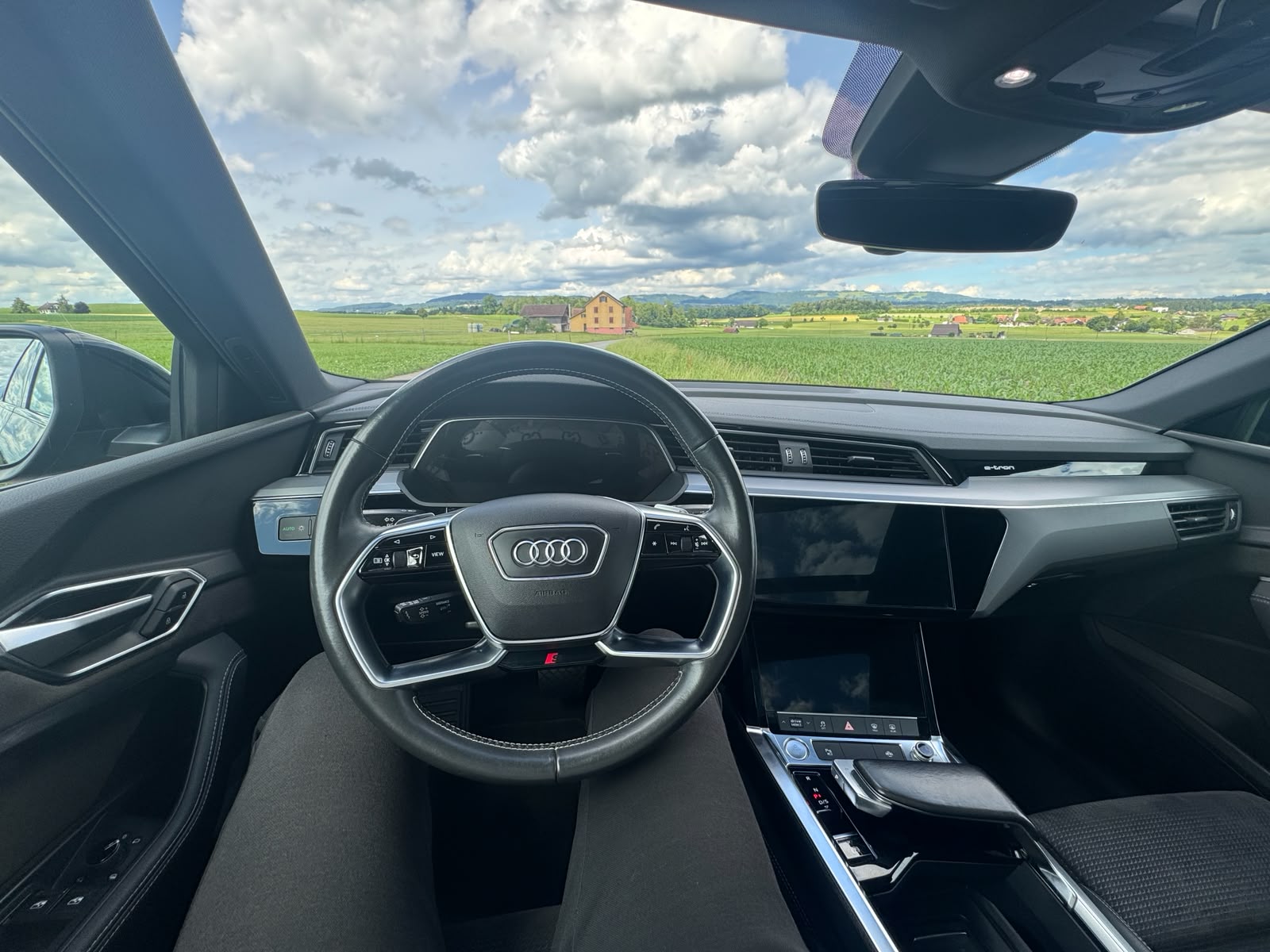 AUDI e-tron 55 quattro mit Anhängerkupplung + Head UP-image-9