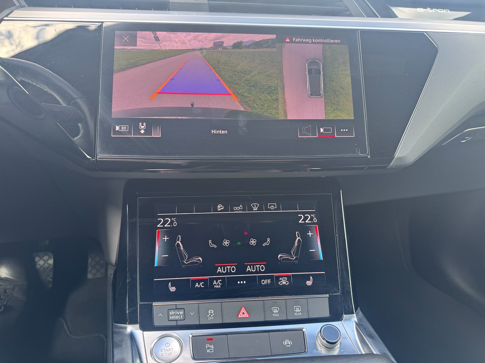 AUDI e-tron 55 quattro mit Anhängerkupplung + Head UP-image-11