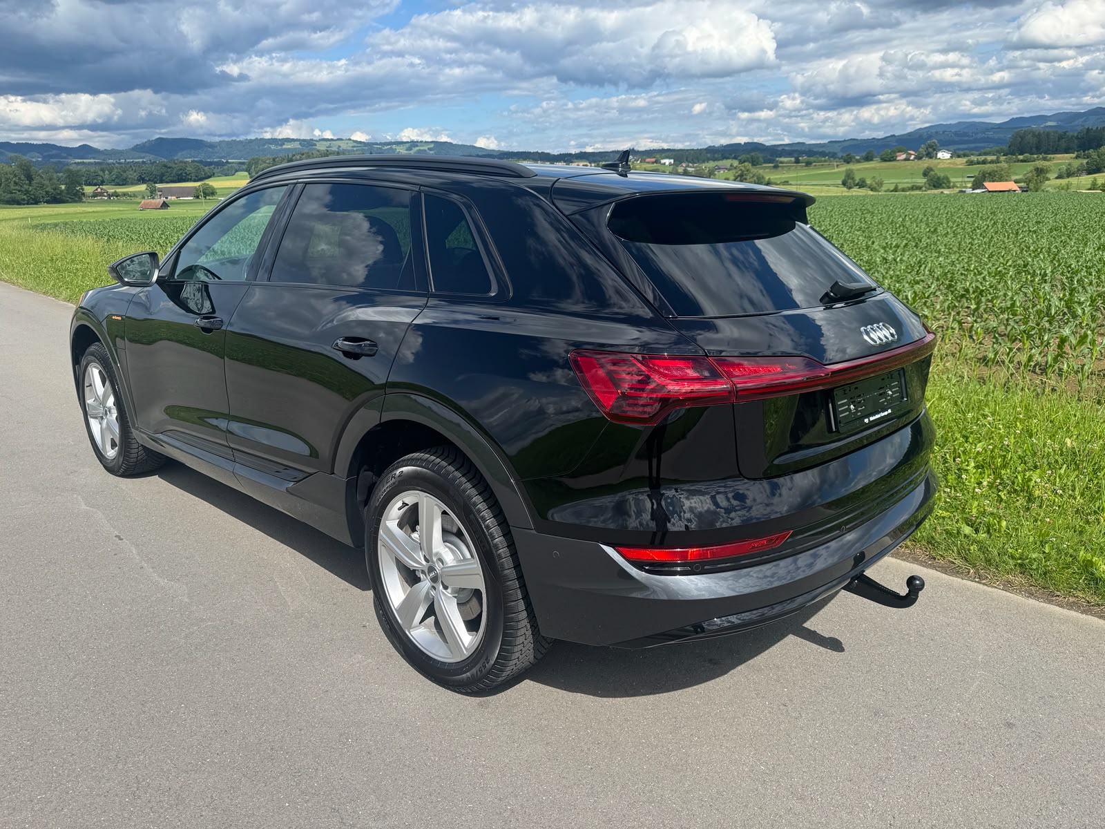 AUDI e-tron 55 quattro mit Anhängerkupplung + Head UP-image-3