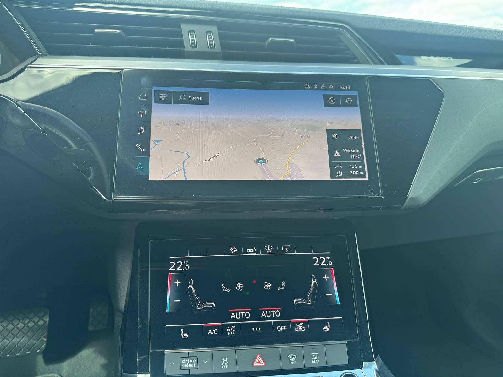 AUDI e-tron 55 quattro mit Anhängerkupplung + Head UP-image-13