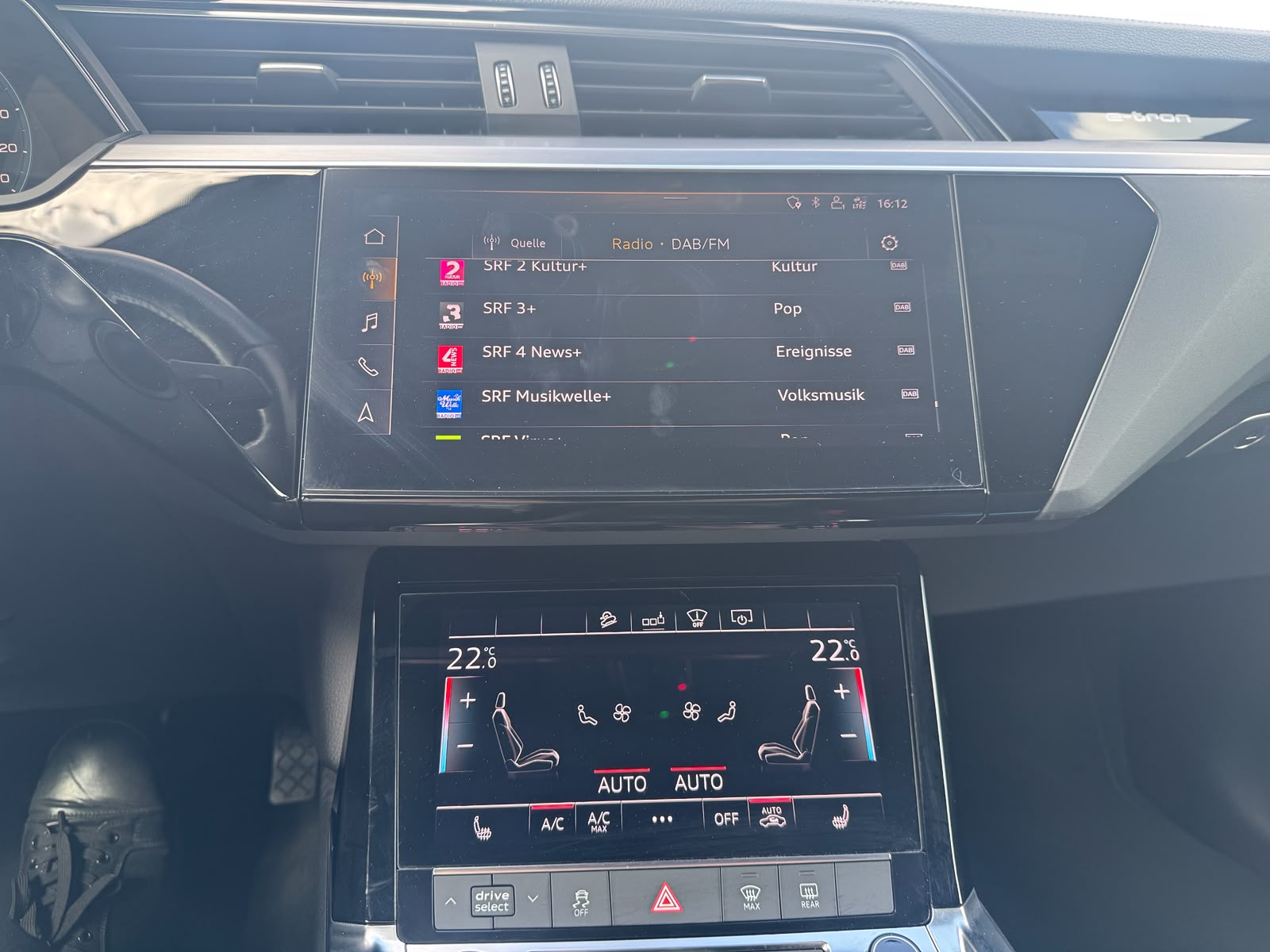 AUDI e-tron 55 quattro mit Anhängerkupplung + Head UP-image-12
