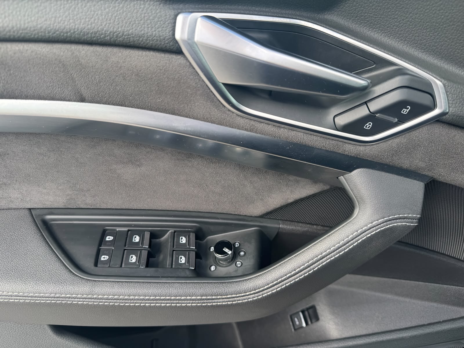 AUDI e-tron 55 quattro mit Anhängerkupplung + Head UP-image-8