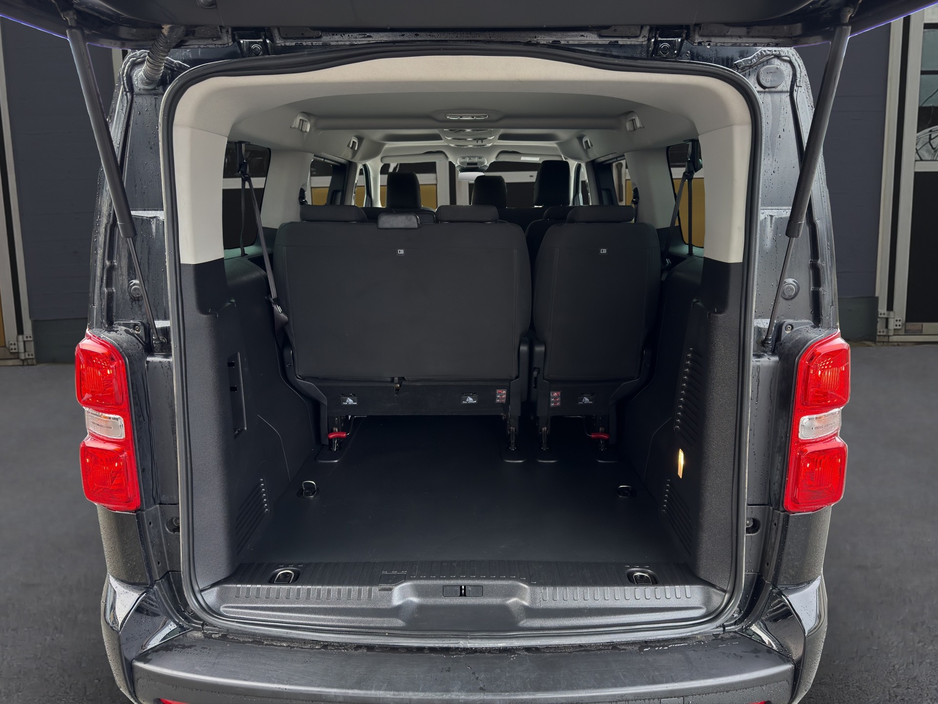 PEUGEOT Traveller 2.0 BlueHDi Business Long EAT8-image-14