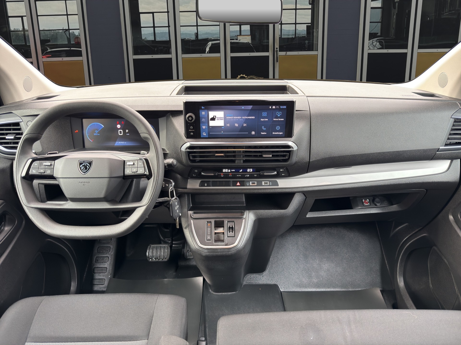 PEUGEOT Traveller 2.0 BlueHDi Business Long EAT8-image-10
