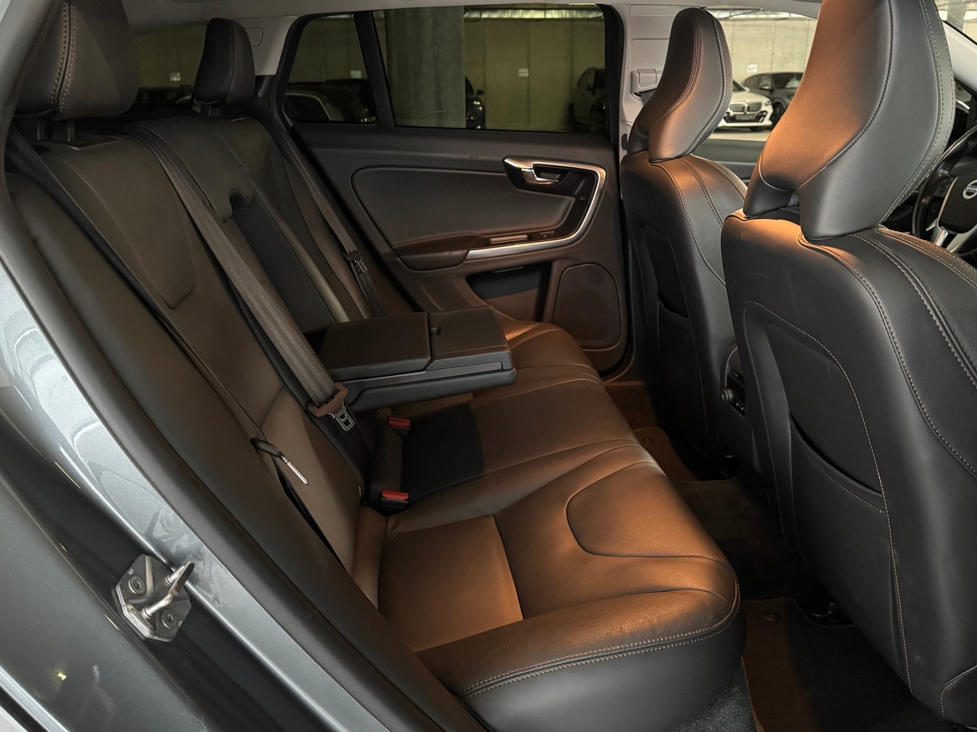 VOLVO V60 Cross Country T5 AWD Summum Geartronic-image-10