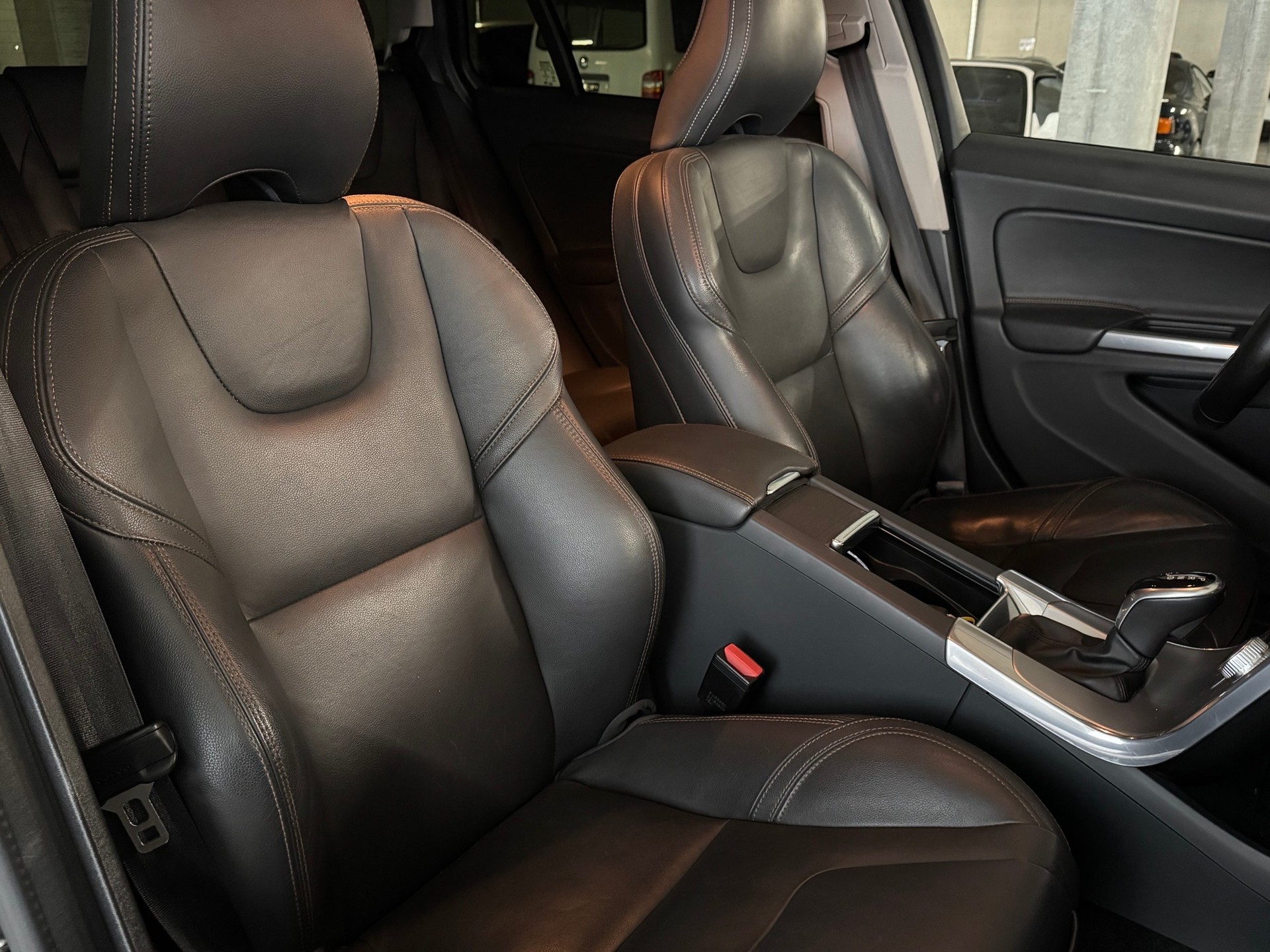 VOLVO V60 Cross Country T5 AWD Summum Geartronic-image-8
