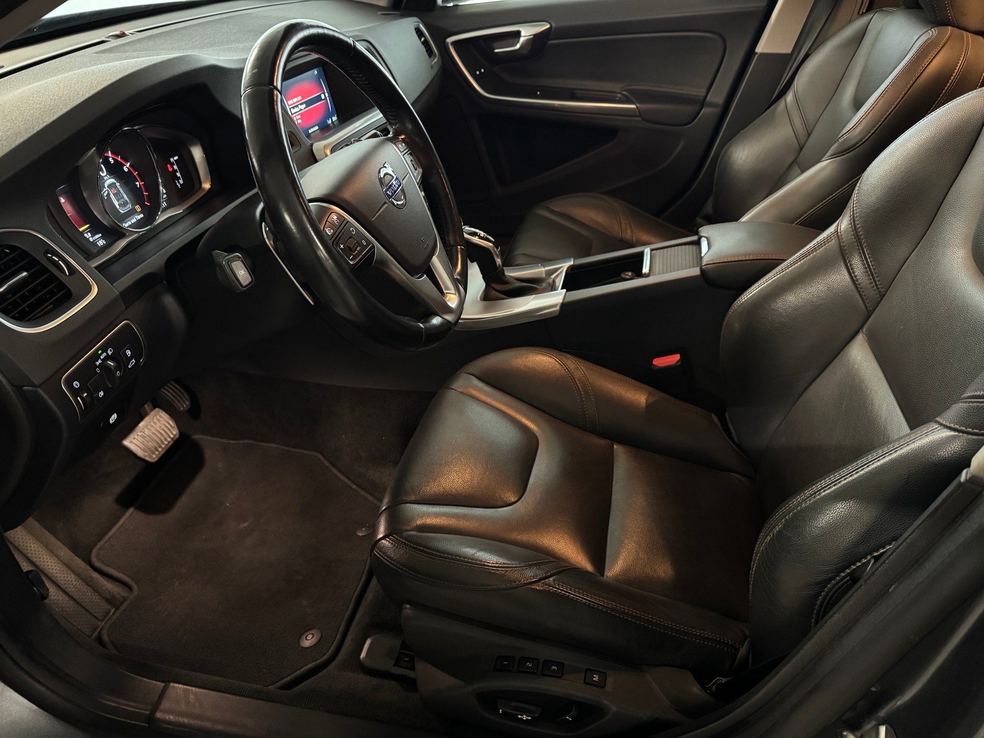 VOLVO V60 Cross Country T5 AWD Summum Geartronic-image-5