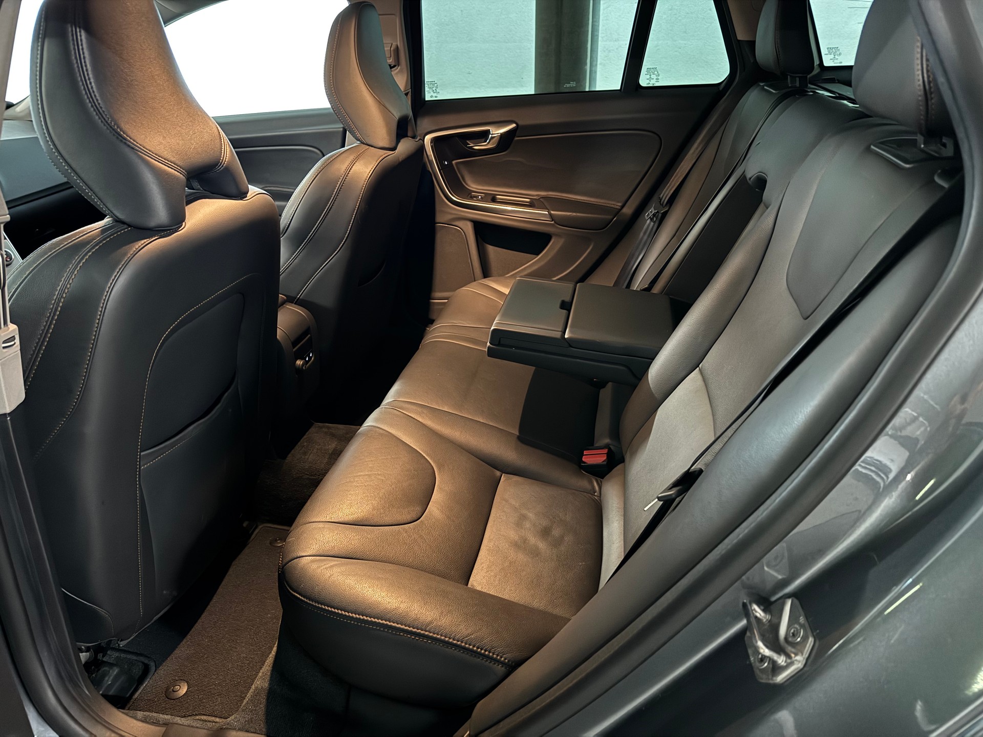 VOLVO V60 Cross Country T5 AWD Summum Geartronic-image-9