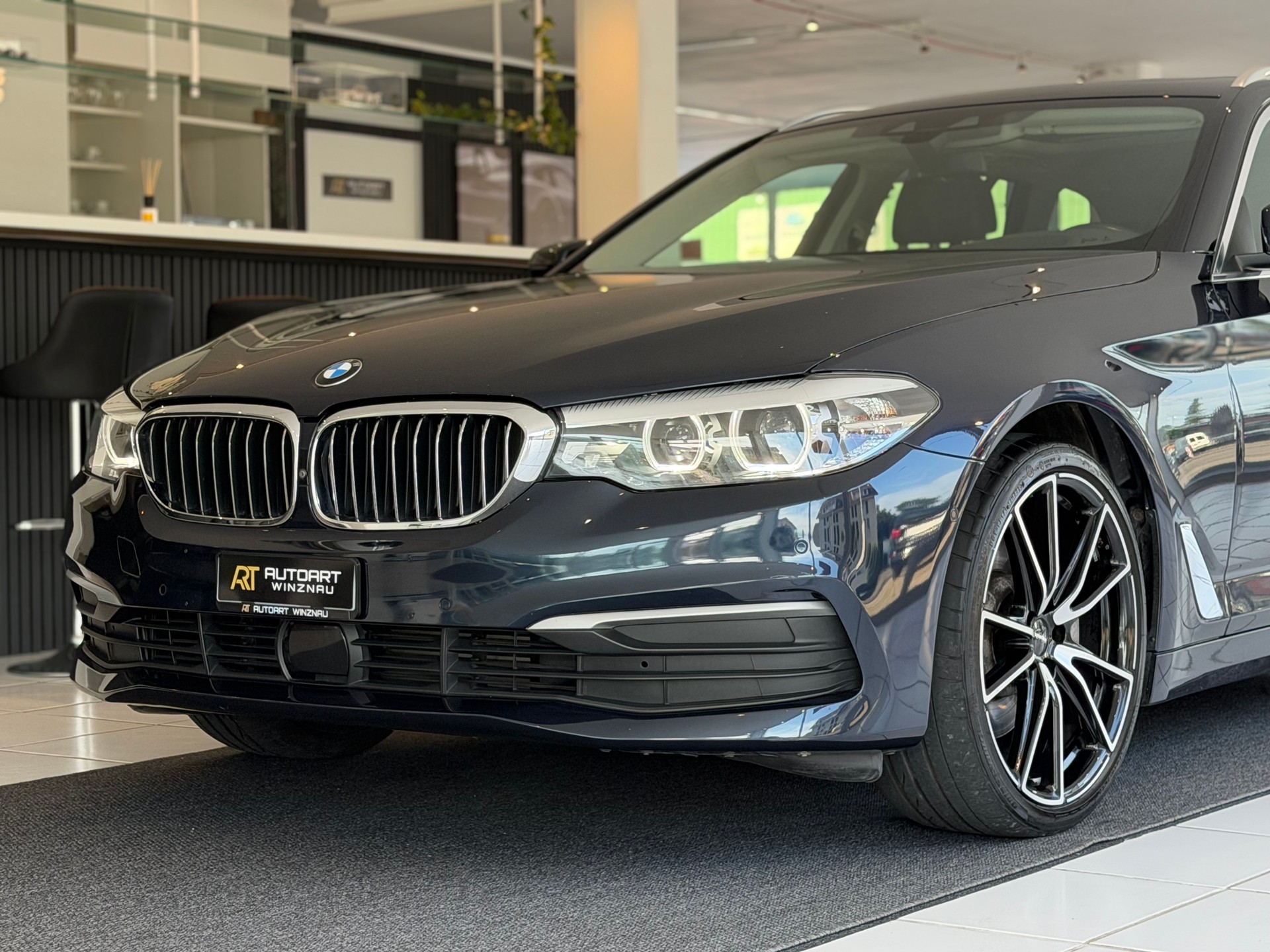 BMW 530d xDrive Touring Steptronic **TOP AUSSTATTUNG**-image-1