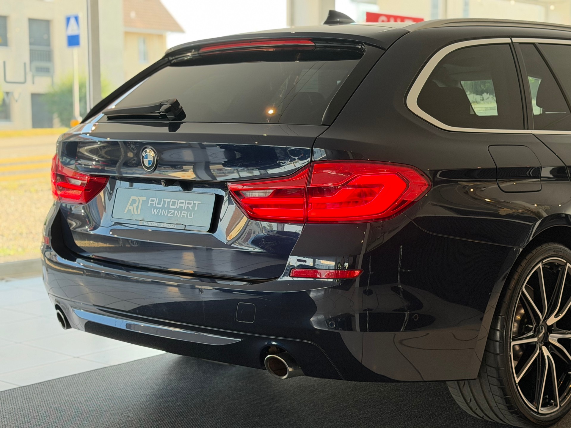 BMW 530d xDrive Touring Steptronic **TOP AUSSTATTUNG**-image-6