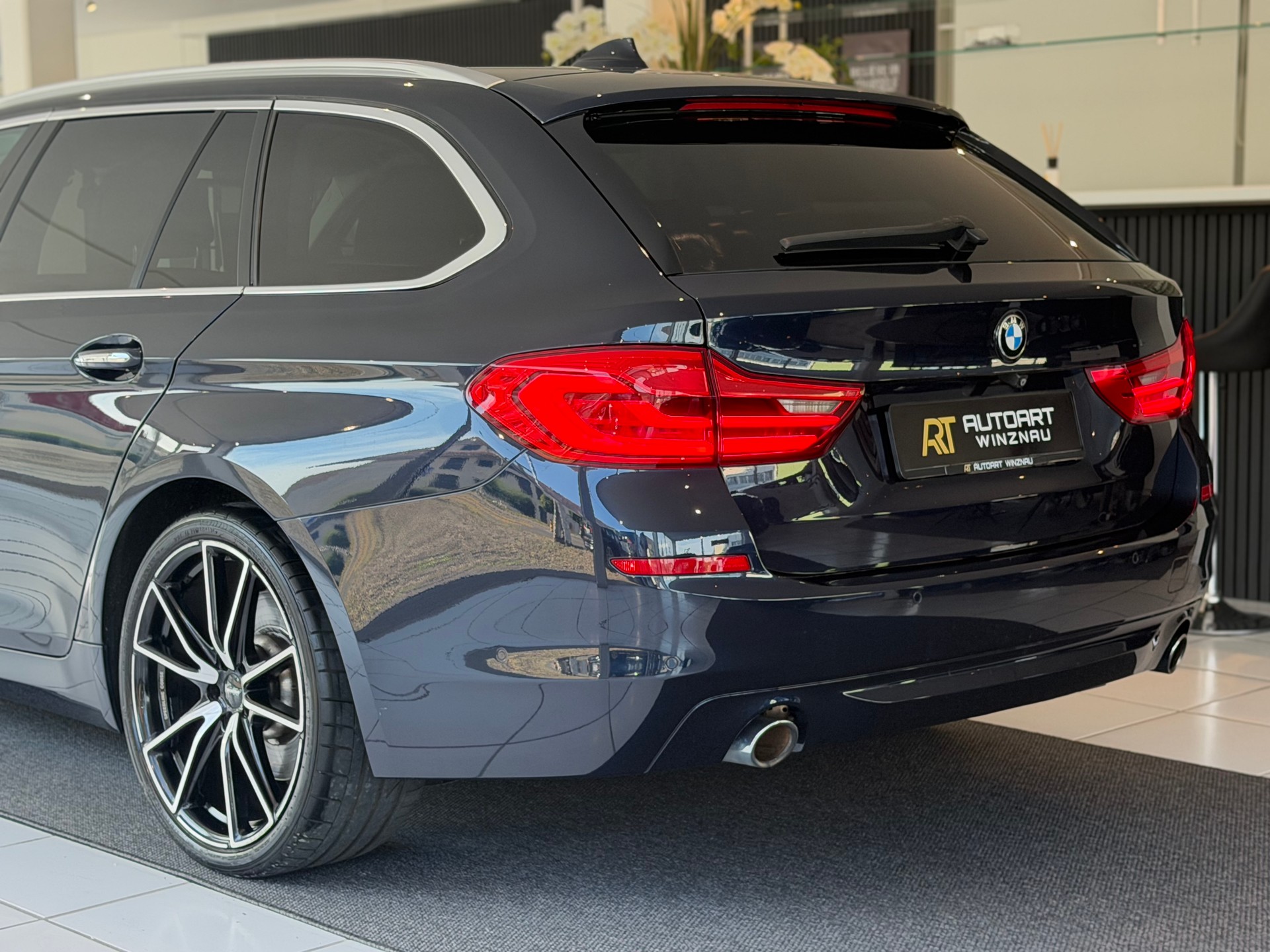 BMW 530d xDrive Touring Steptronic **TOP AUSSTATTUNG**-image-8