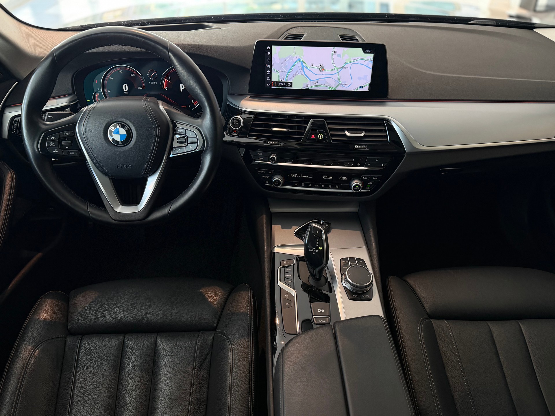 BMW 530d xDrive Touring Steptronic **TOP AUSSTATTUNG**-image-13
