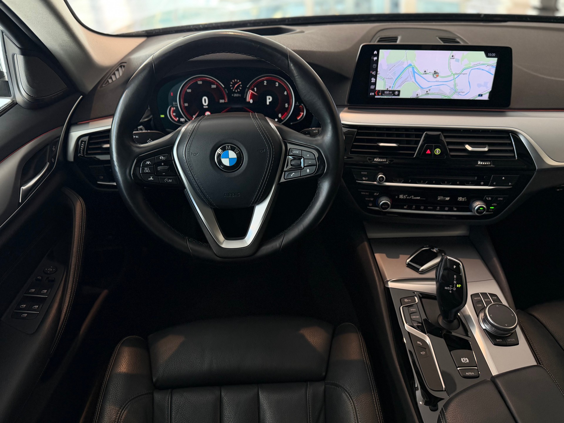 BMW 530d xDrive Touring Steptronic **TOP AUSSTATTUNG**-image-14