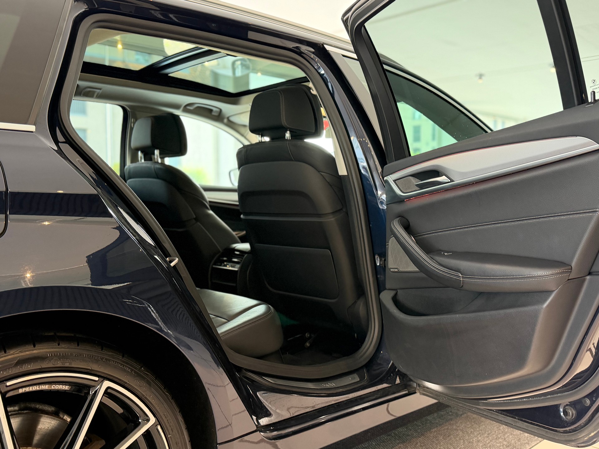 BMW 530d xDrive Touring Steptronic **TOP AUSSTATTUNG**-image-23