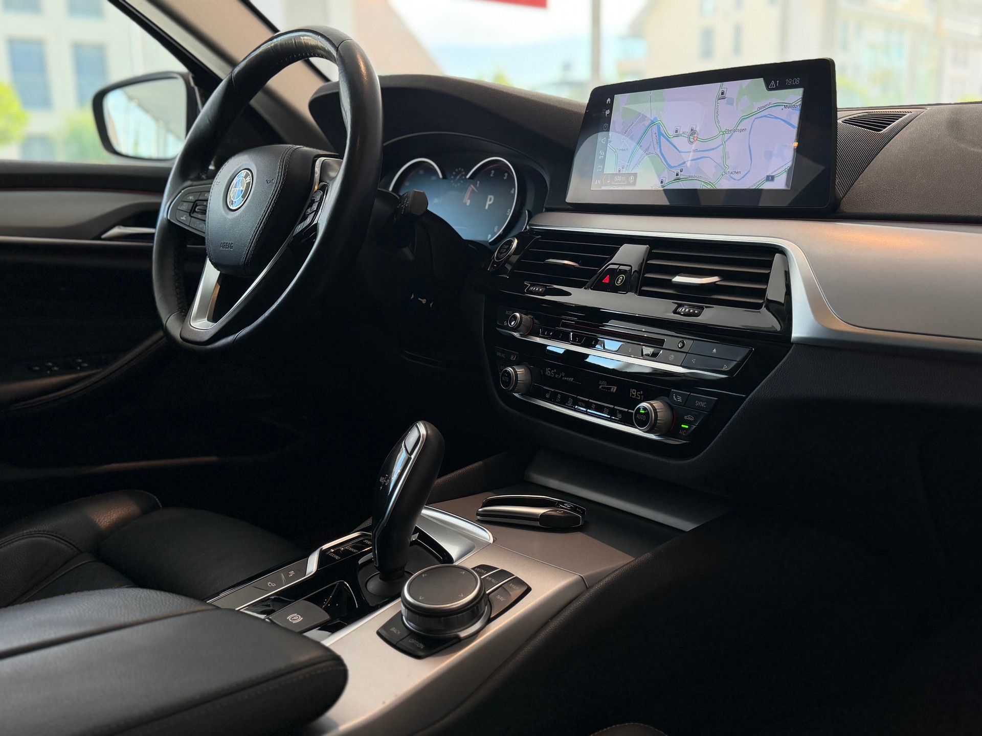 BMW 530d xDrive Touring Steptronic **TOP AUSSTATTUNG**-image-21