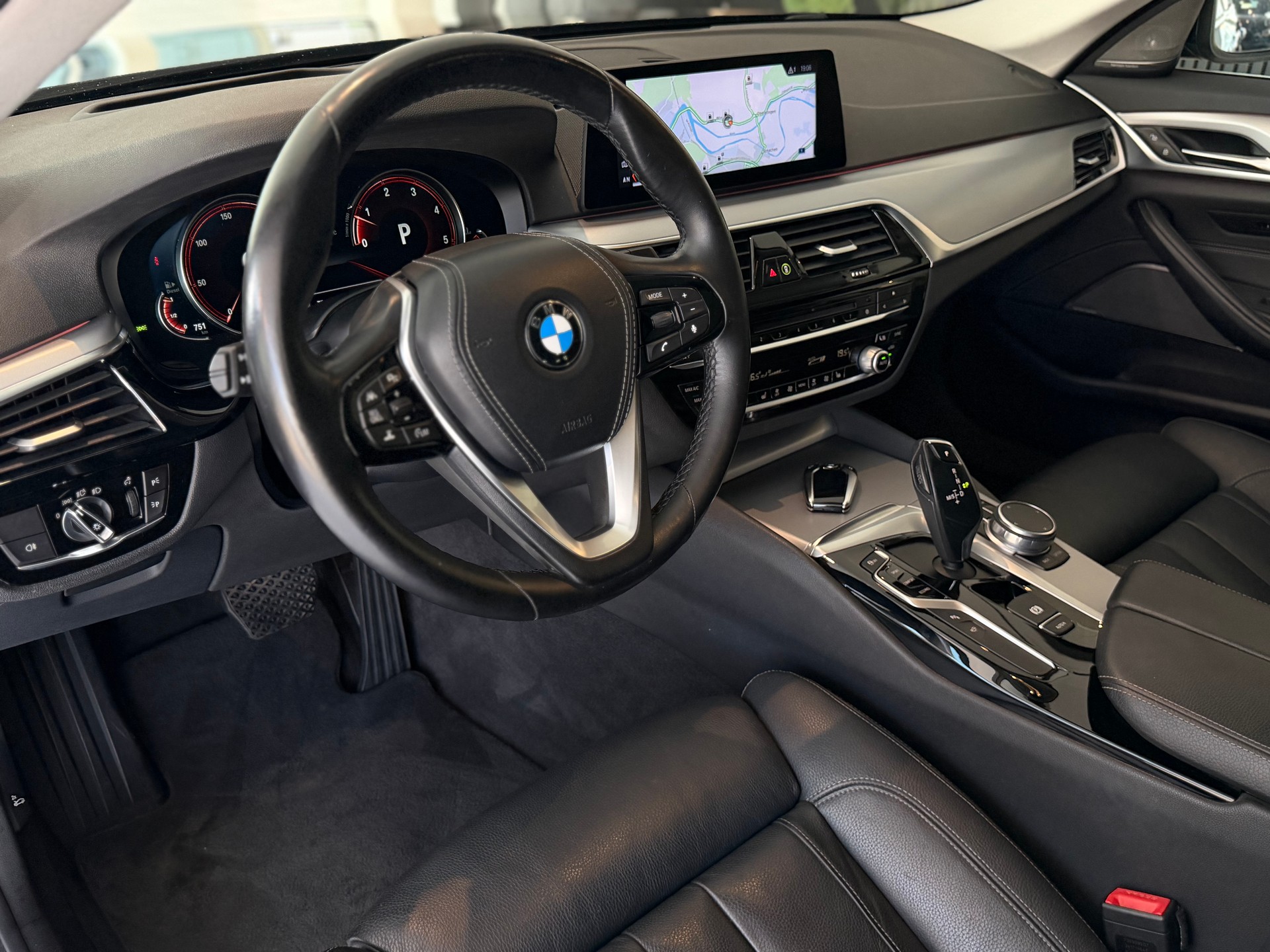 BMW 530d xDrive Touring Steptronic **TOP AUSSTATTUNG**-image-11