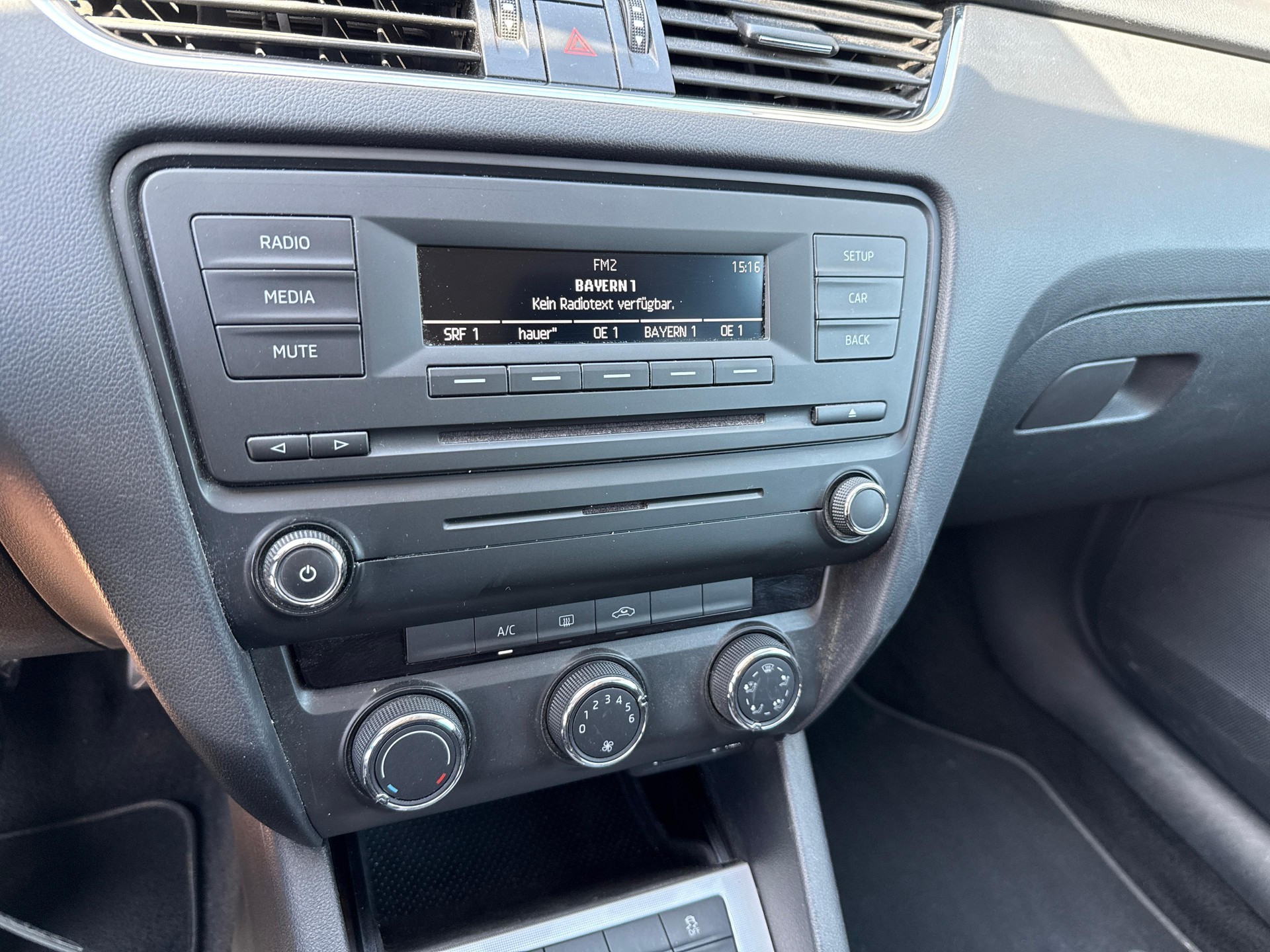 SKODA Octavia Combi 1.6 TDI 105 Ambition 4x4-image-14