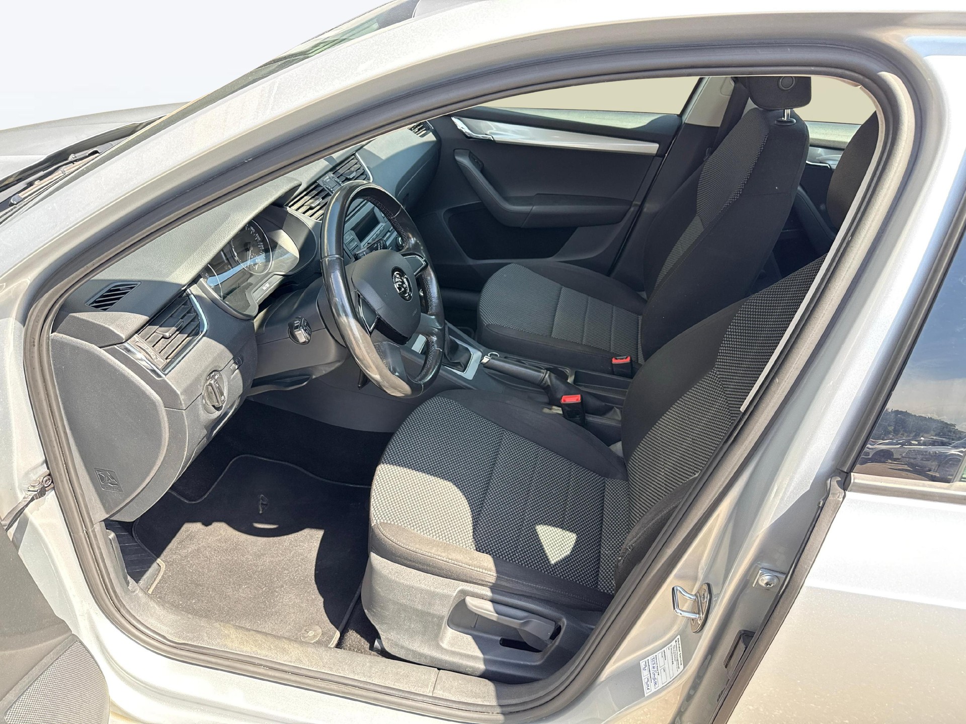 SKODA Octavia Combi 1.6 TDI 105 Ambition 4x4-image-9
