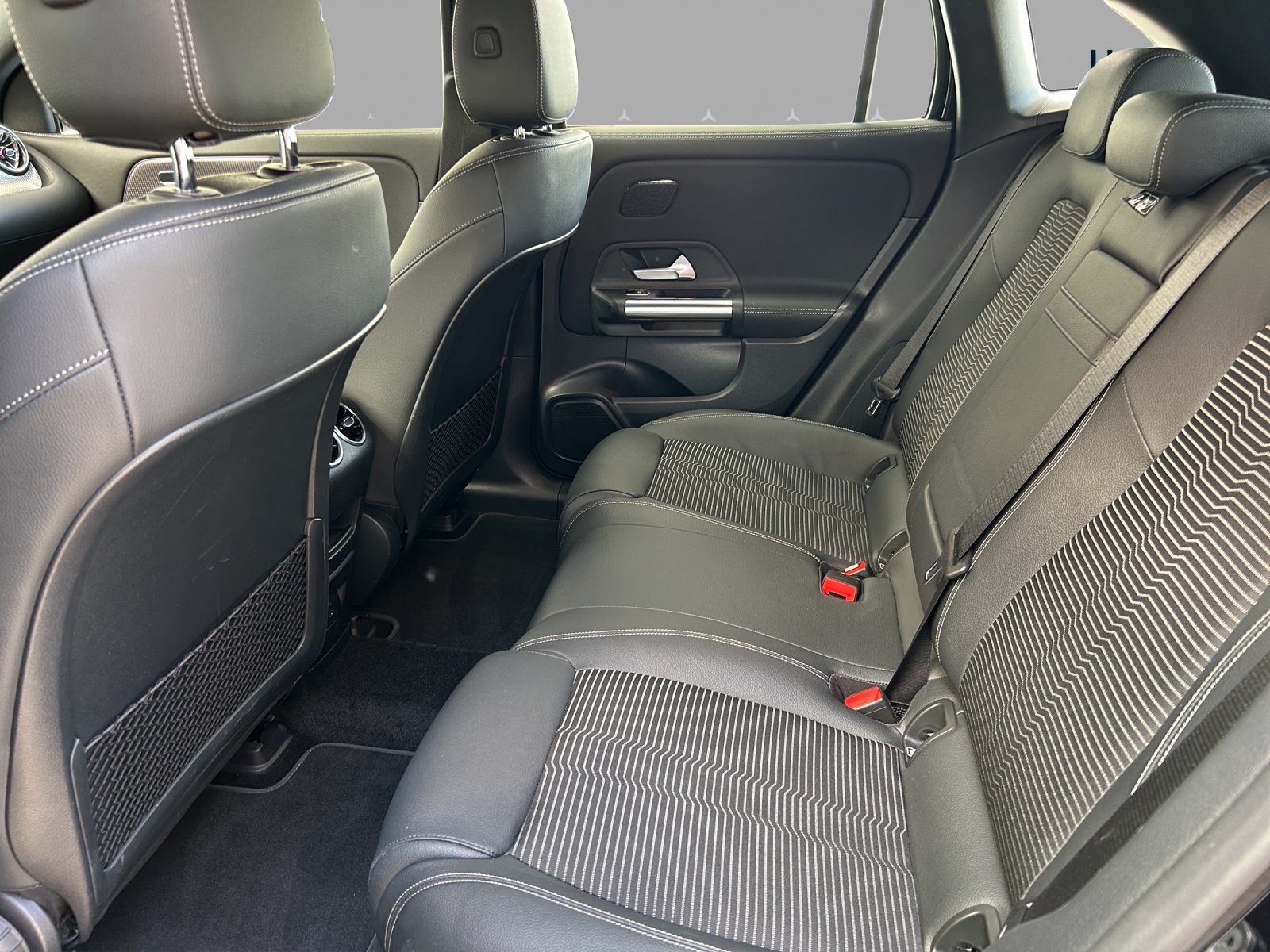 MERCEDES-BENZ EQA 350 4Matic-image-13