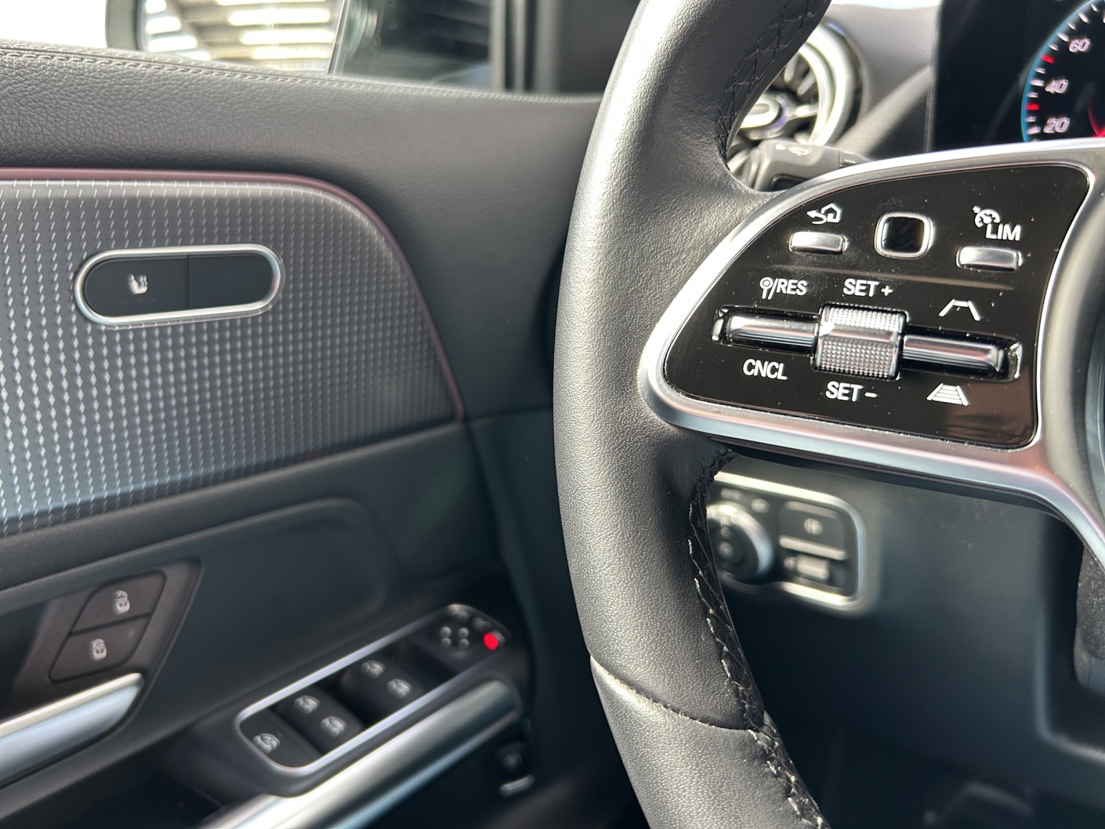 MERCEDES-BENZ EQA 350 4Matic-image-12