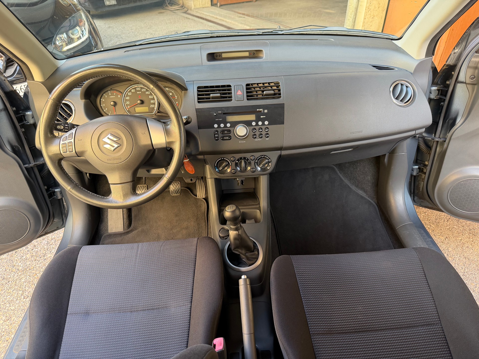 SUZUKI Swift 1.3i 16V GL Top 4x4-image-7