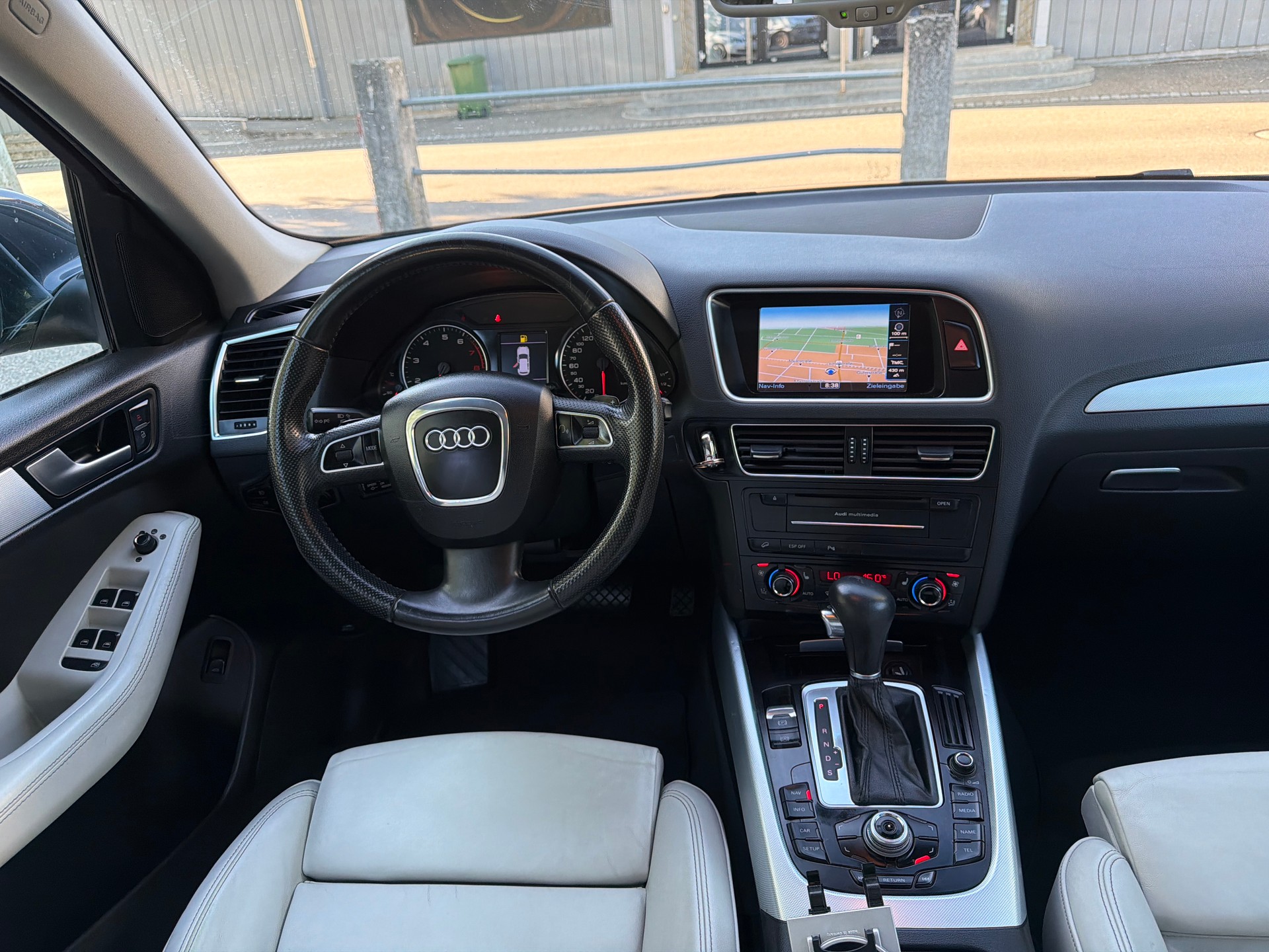AUDI Q5 2.0 TFSI quattro S-tronic ** Leder ** Gr. Navi ** Xenon ** PDC V&H ** Panoramadach **-image-3