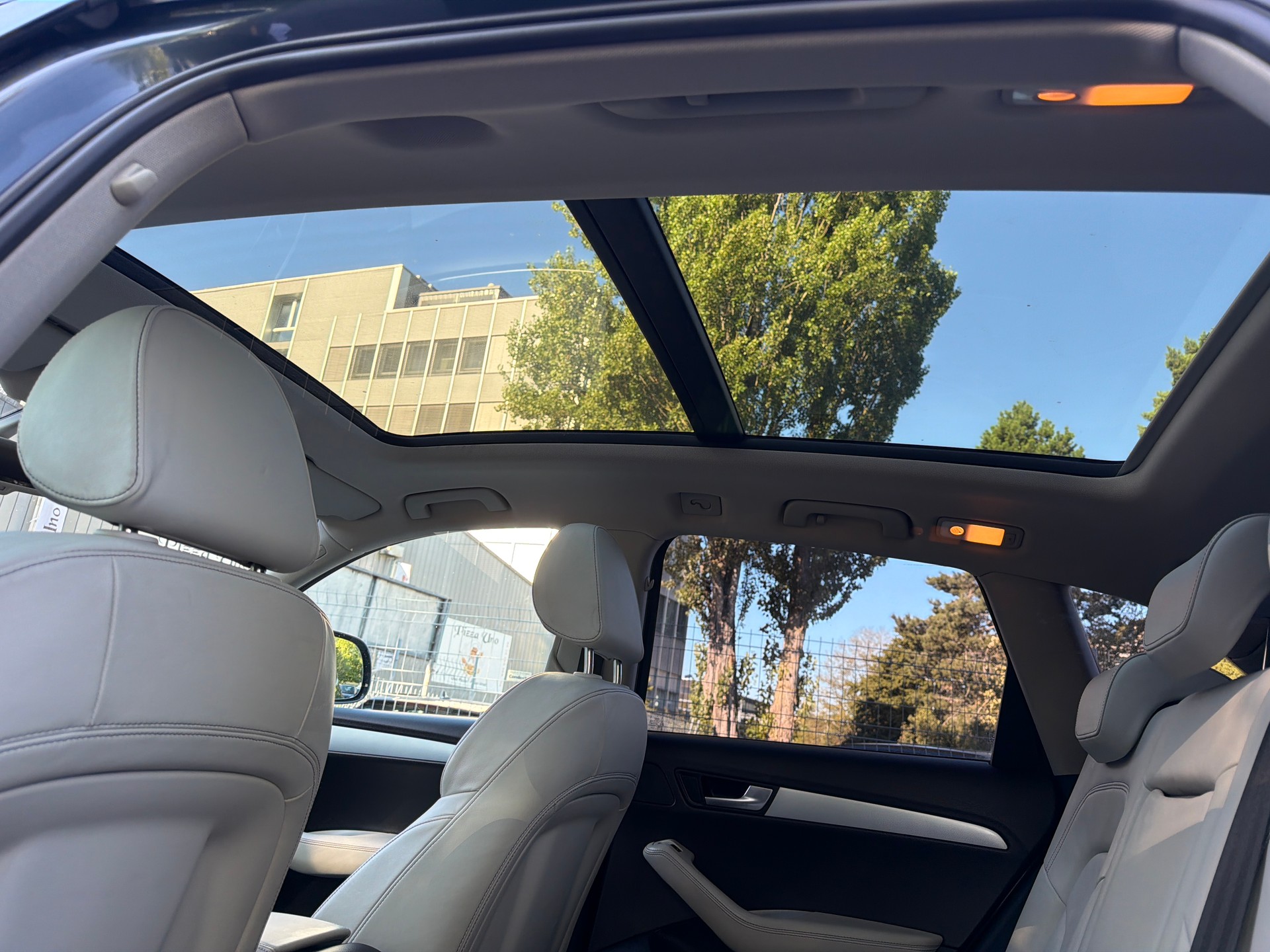 AUDI Q5 2.0 TFSI quattro S-tronic ** Leder ** Gr. Navi ** Xenon ** PDC V&H ** Panoramadach **-image-14