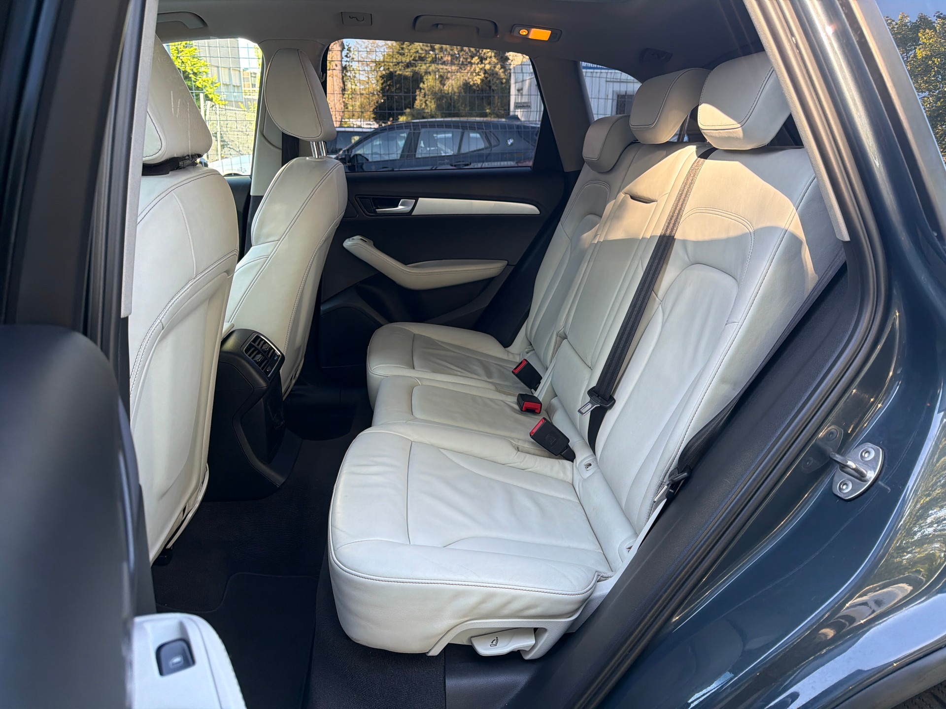 AUDI Q5 2.0 TFSI quattro S-tronic ** Leder ** Gr. Navi ** Xenon ** PDC V&H ** Panoramadach **-image-6