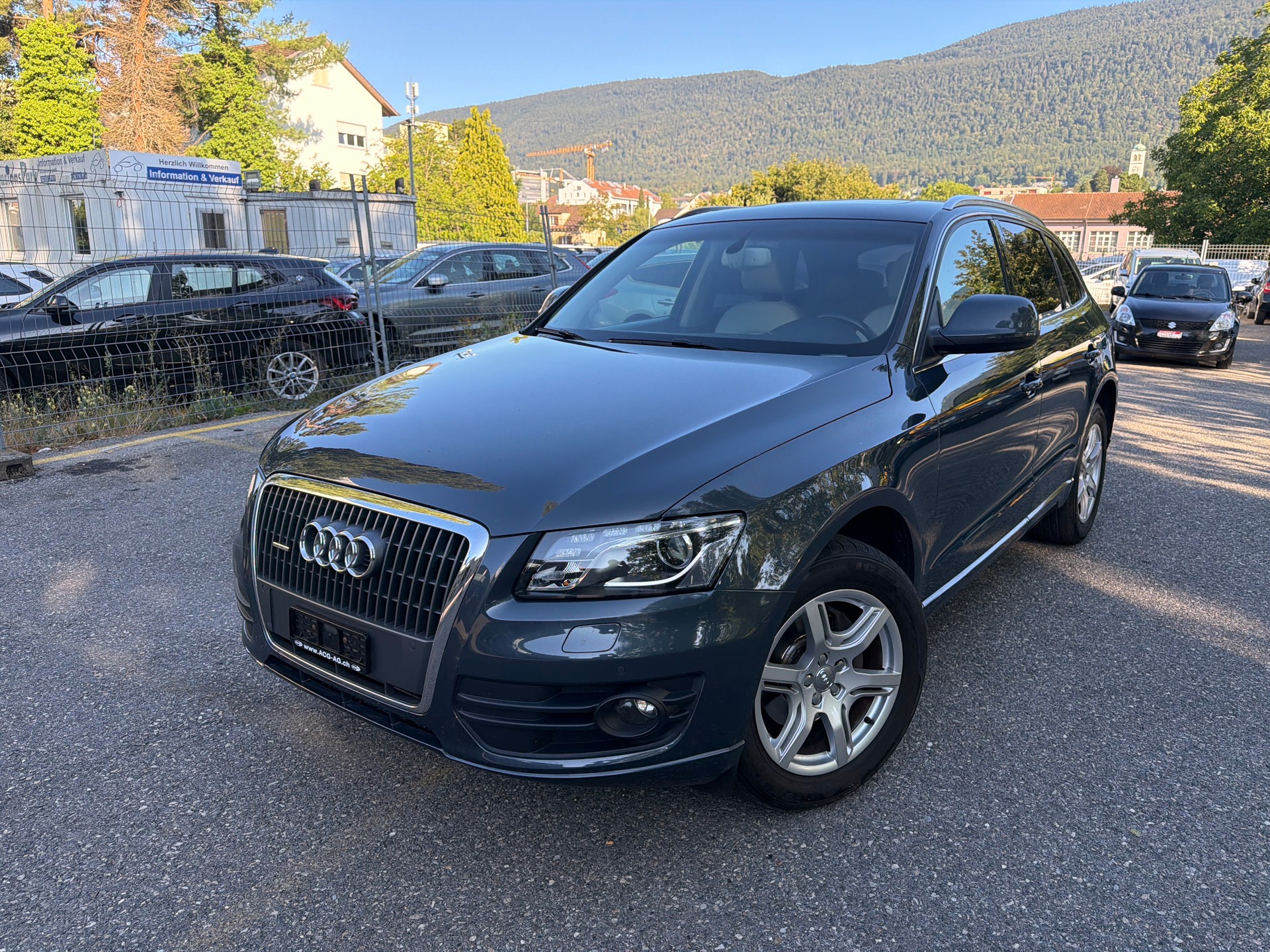 AUDI Q5 2.0 TFSI quattro S-tronic ** Leder ** Gr. Navi ** Xenon ** PDC V&H ** Panoramadach **-image-0