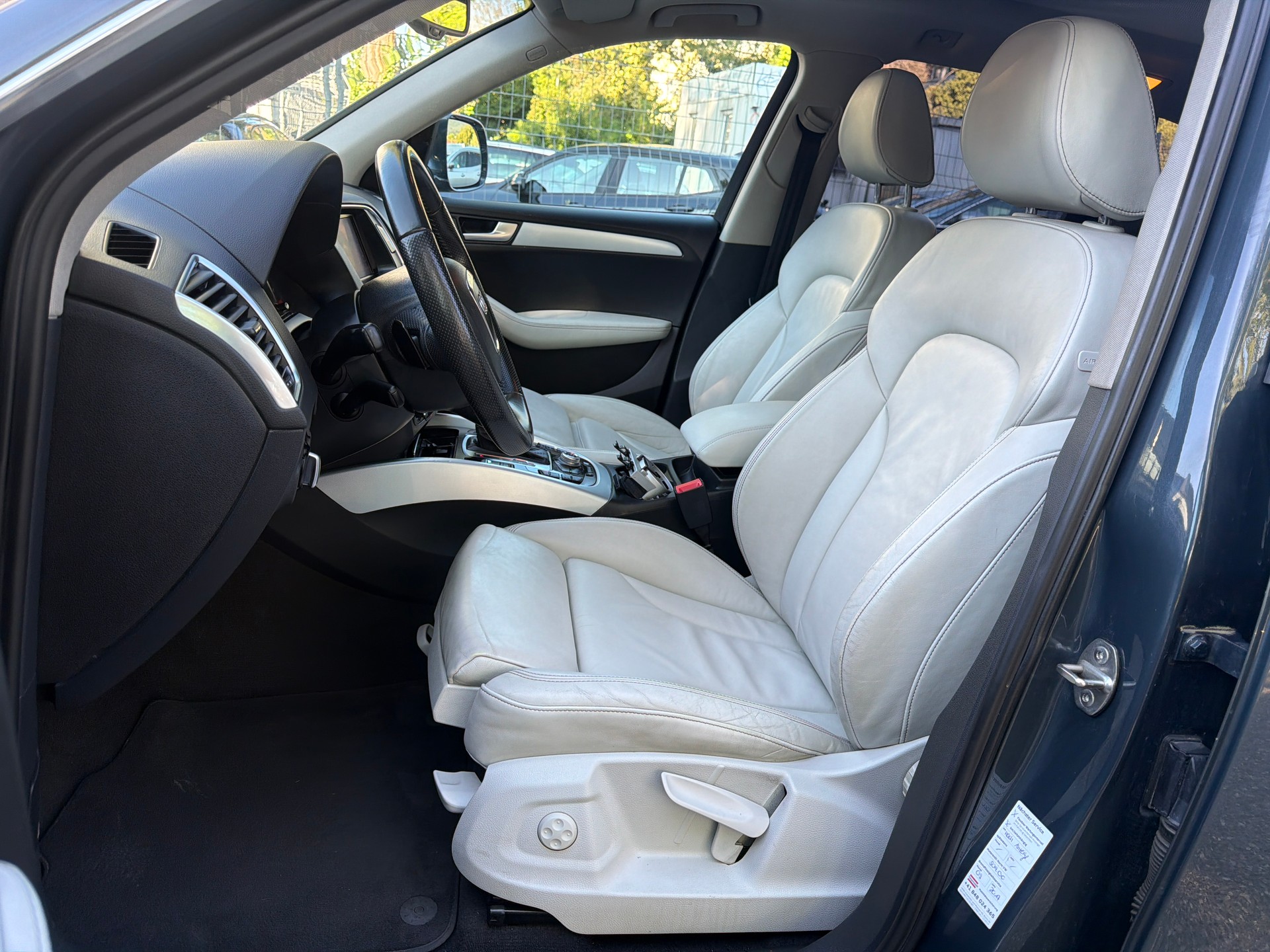 AUDI Q5 2.0 TFSI quattro S-tronic ** Leder ** Gr. Navi ** Xenon ** PDC V&H ** Panoramadach **-image-2