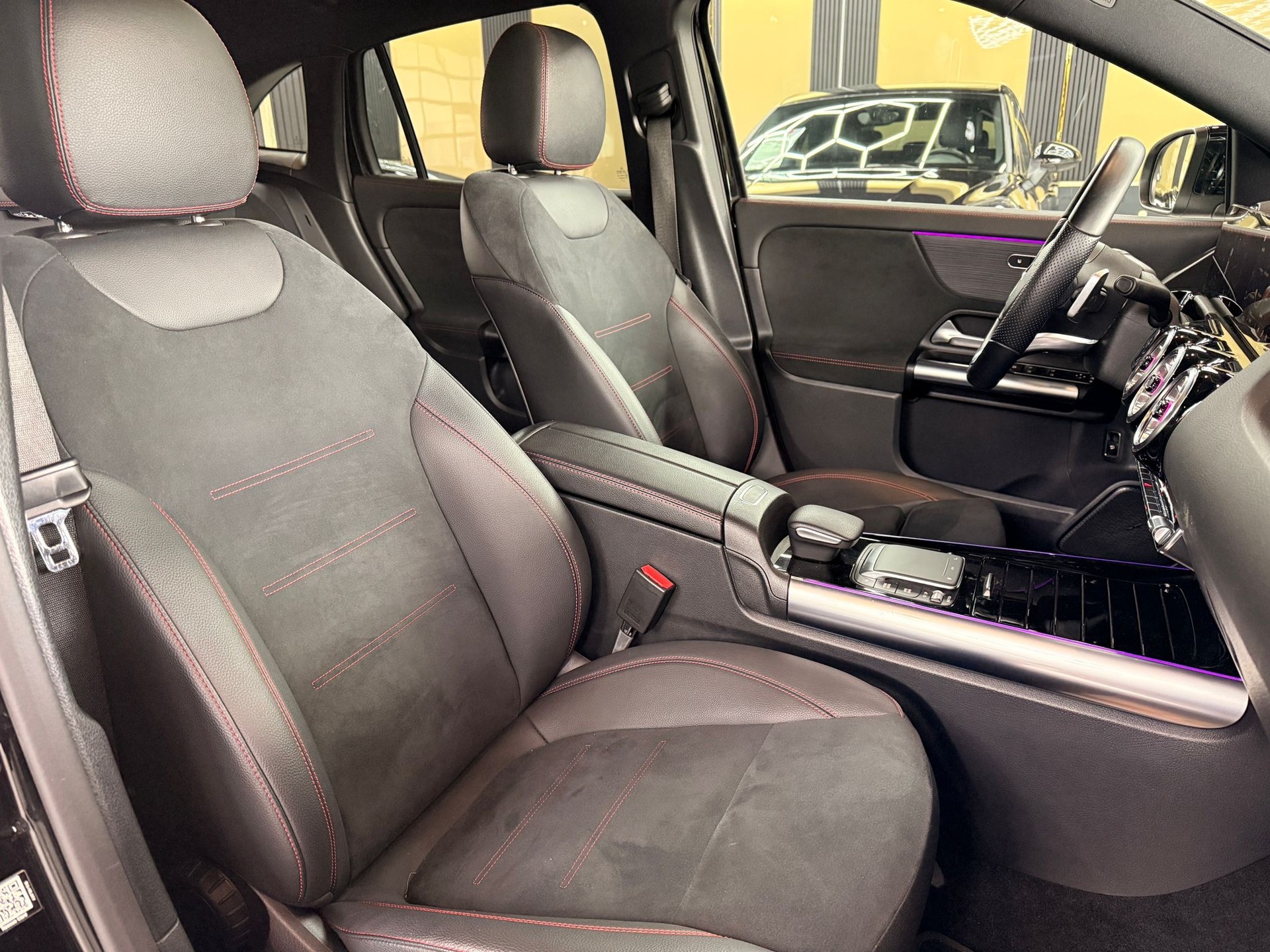 MERCEDES-BENZ GLA 200 4Matic AMG Line 8G-DCT-image-11