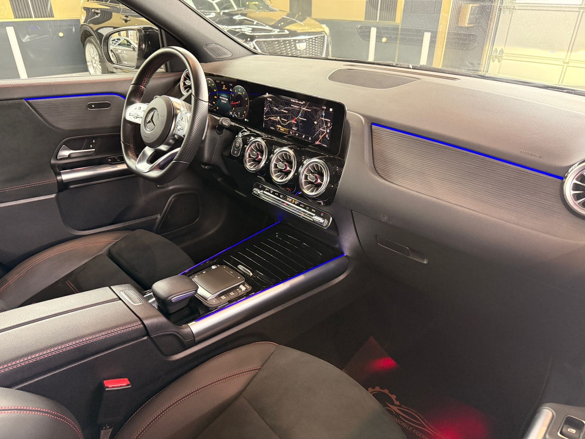 MERCEDES-BENZ GLA 200 4Matic AMG Line 8G-DCT-image-10