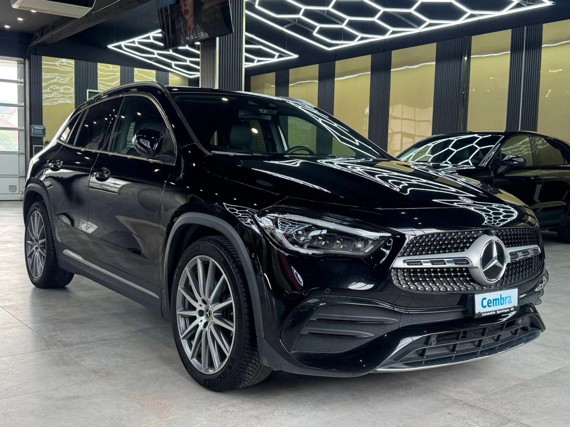 MERCEDES-BENZ GLA 200 4Matic AMG Line 8G-DCT-showroom-element-2