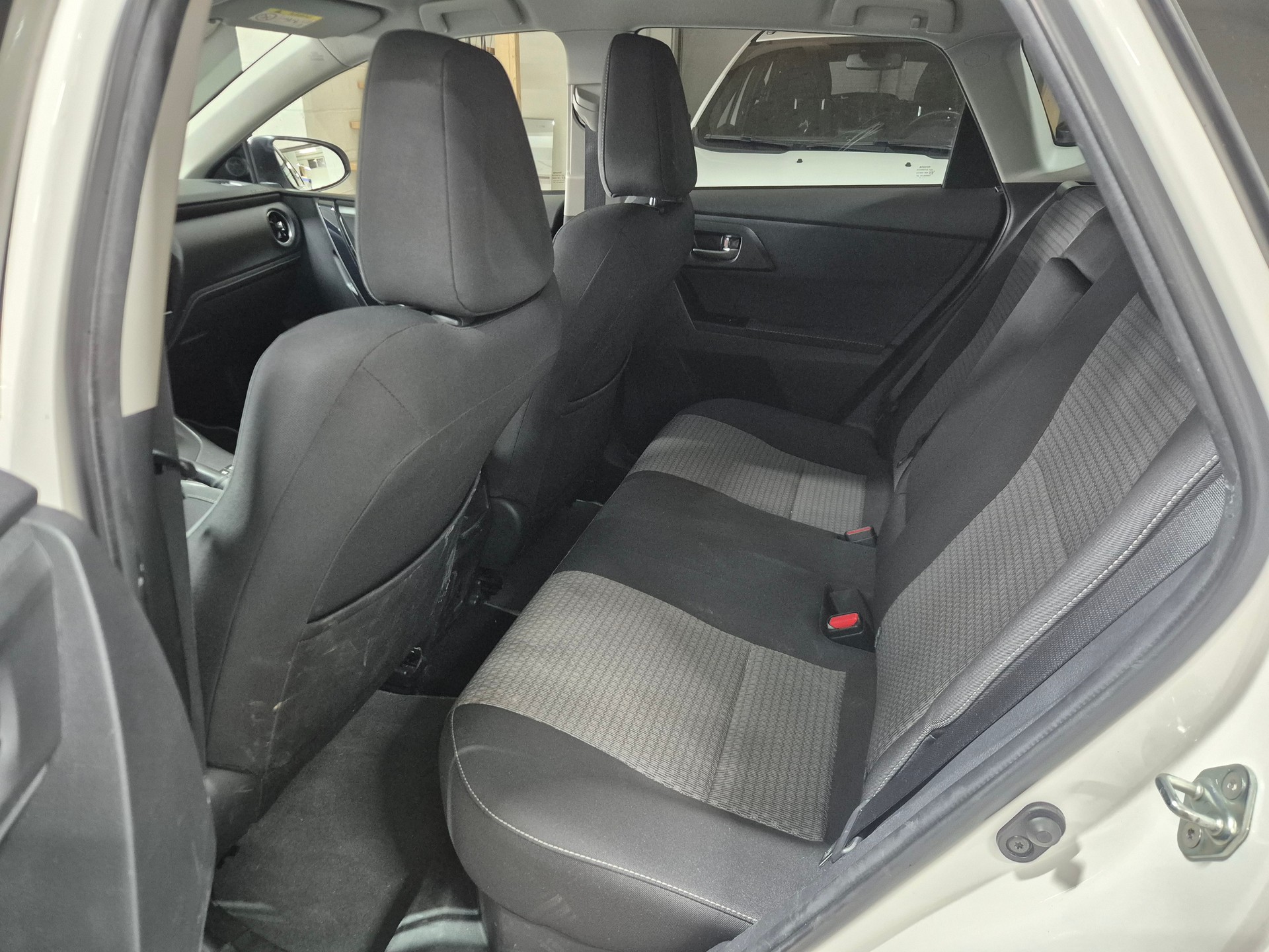 TOYOTA Auris 1.8 HSD Trend e-CVT-image-13