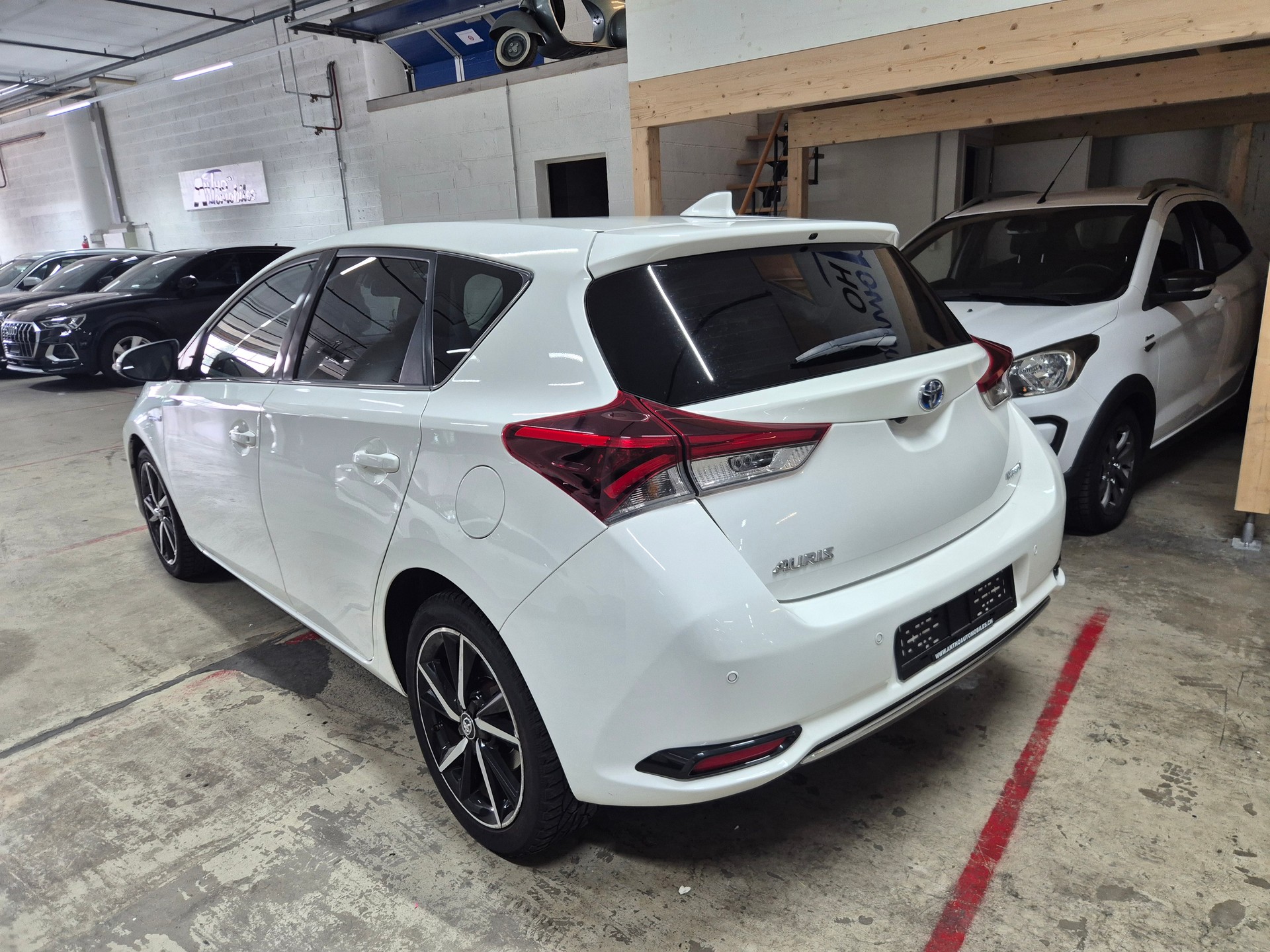 TOYOTA Auris 1.8 HSD Trend e-CVT-image-4