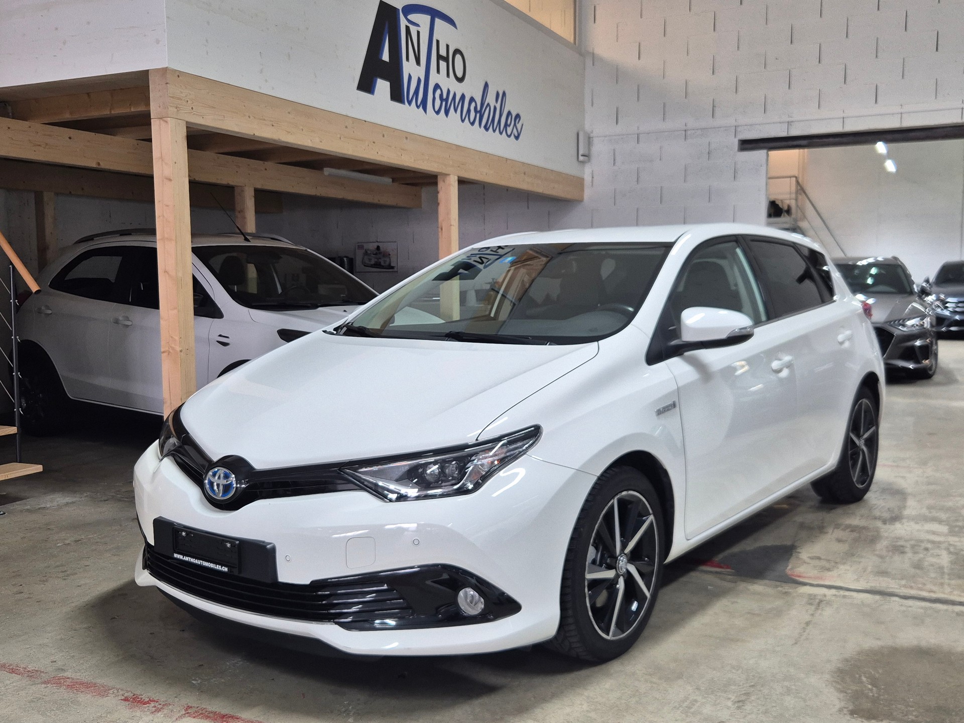TOYOTA Auris 1.8 HSD Trend e-CVT-image-0