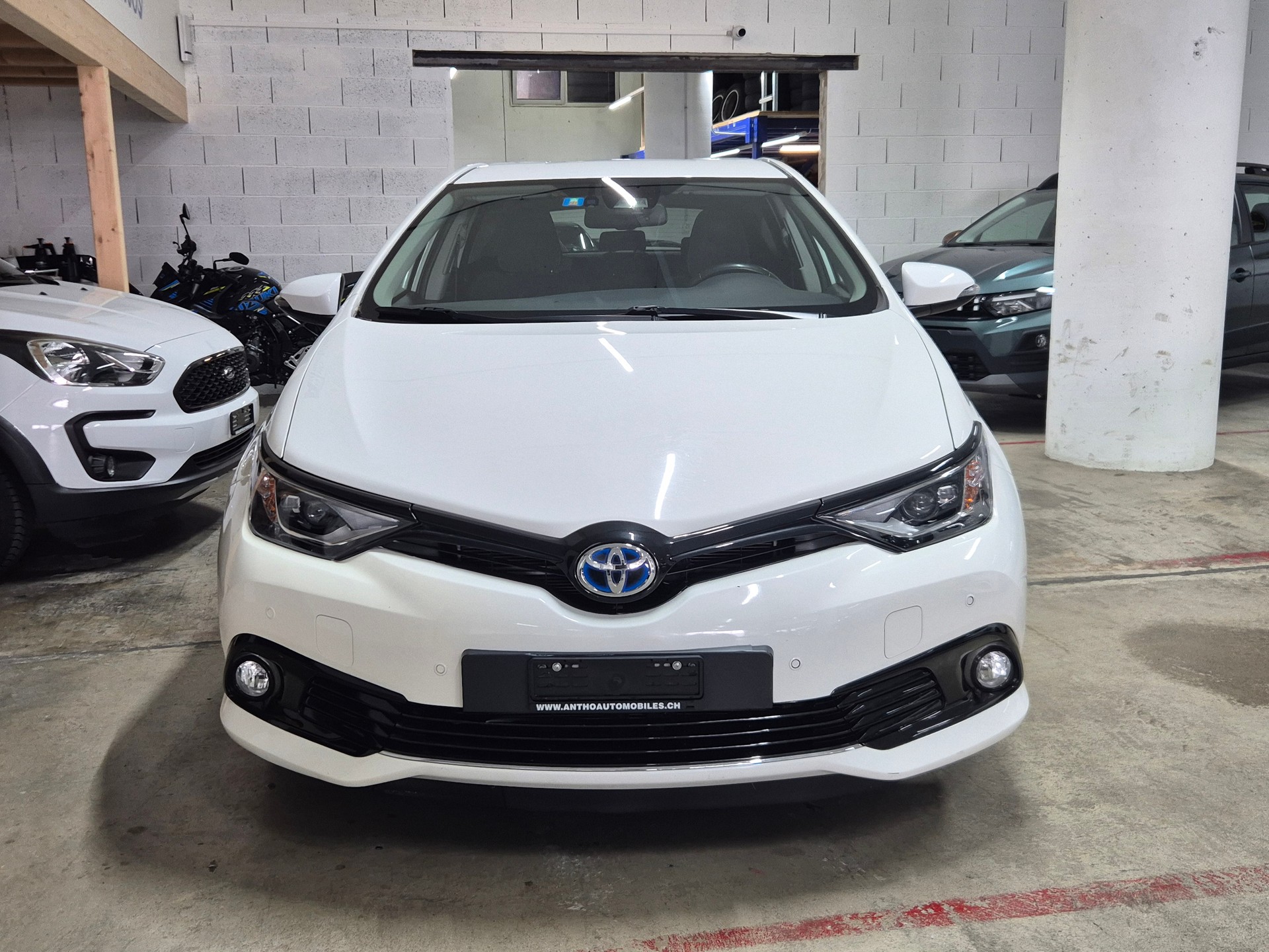 TOYOTA Auris 1.8 HSD Trend e-CVT-image-1