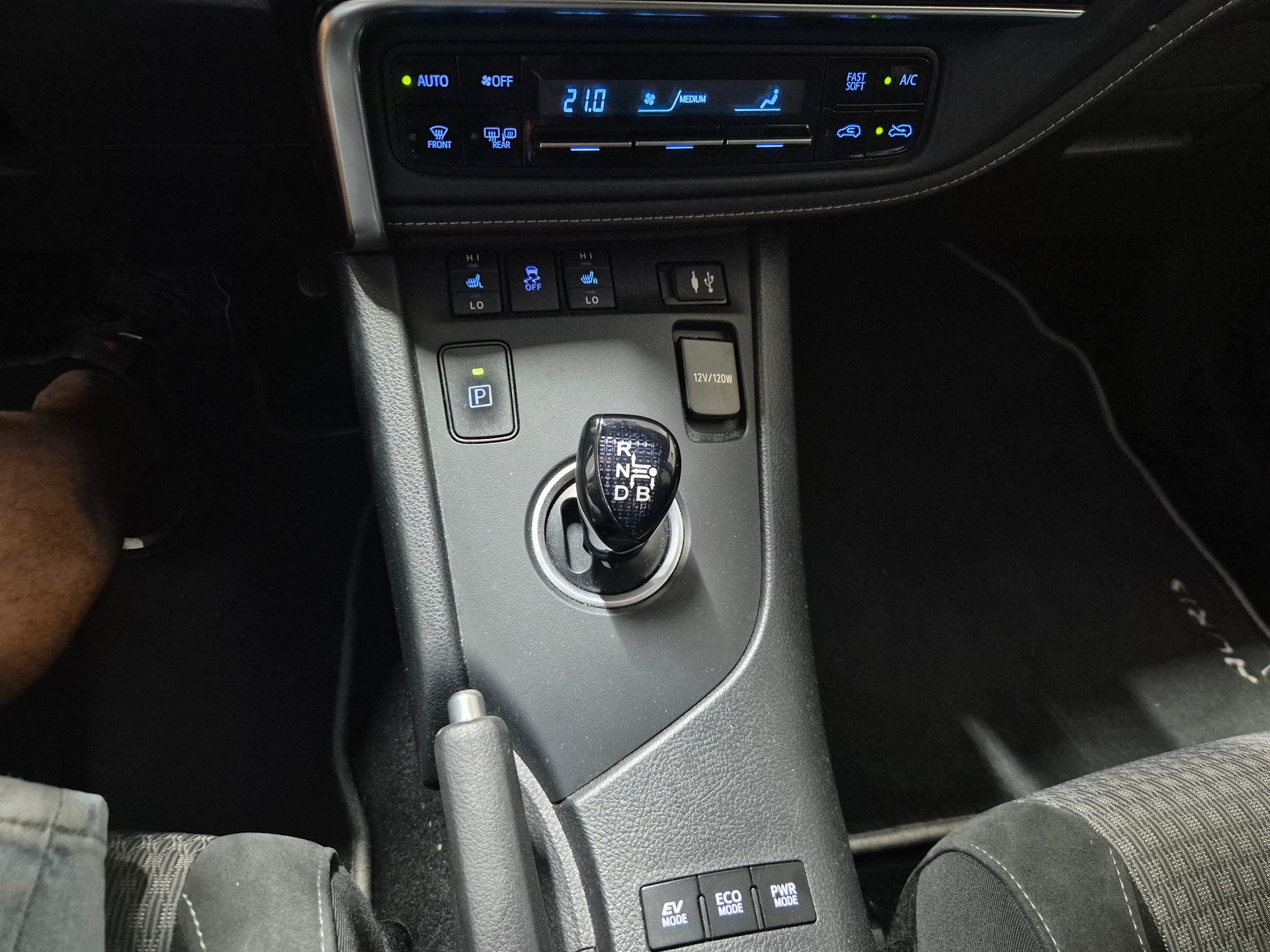 TOYOTA Auris 1.8 HSD Trend e-CVT-image-12
