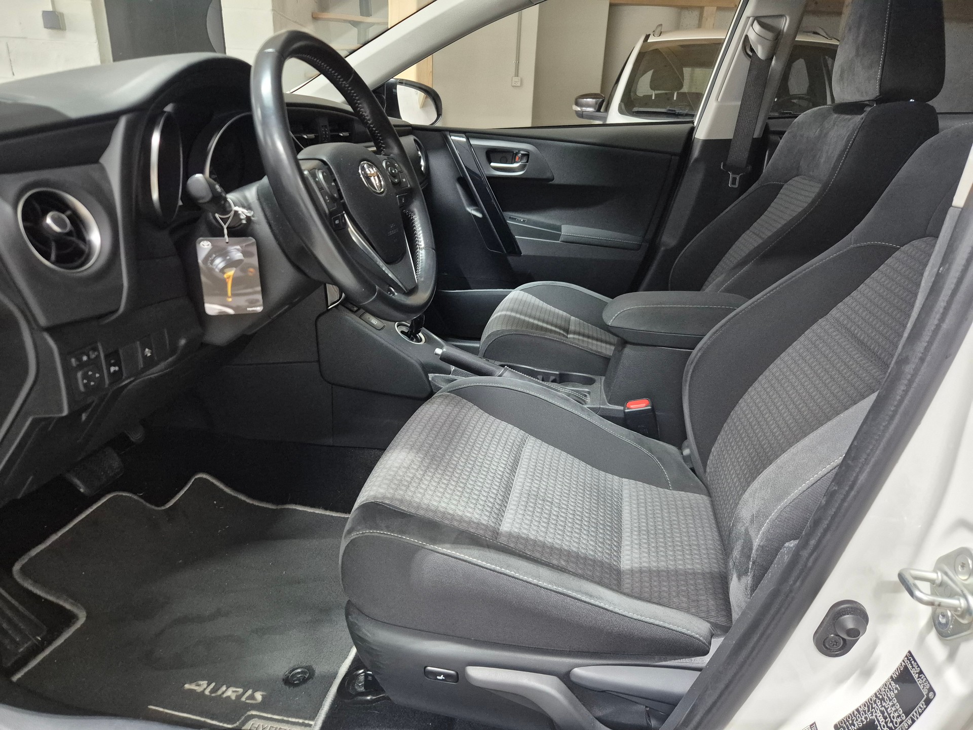 TOYOTA Auris 1.8 HSD Trend e-CVT-image-5