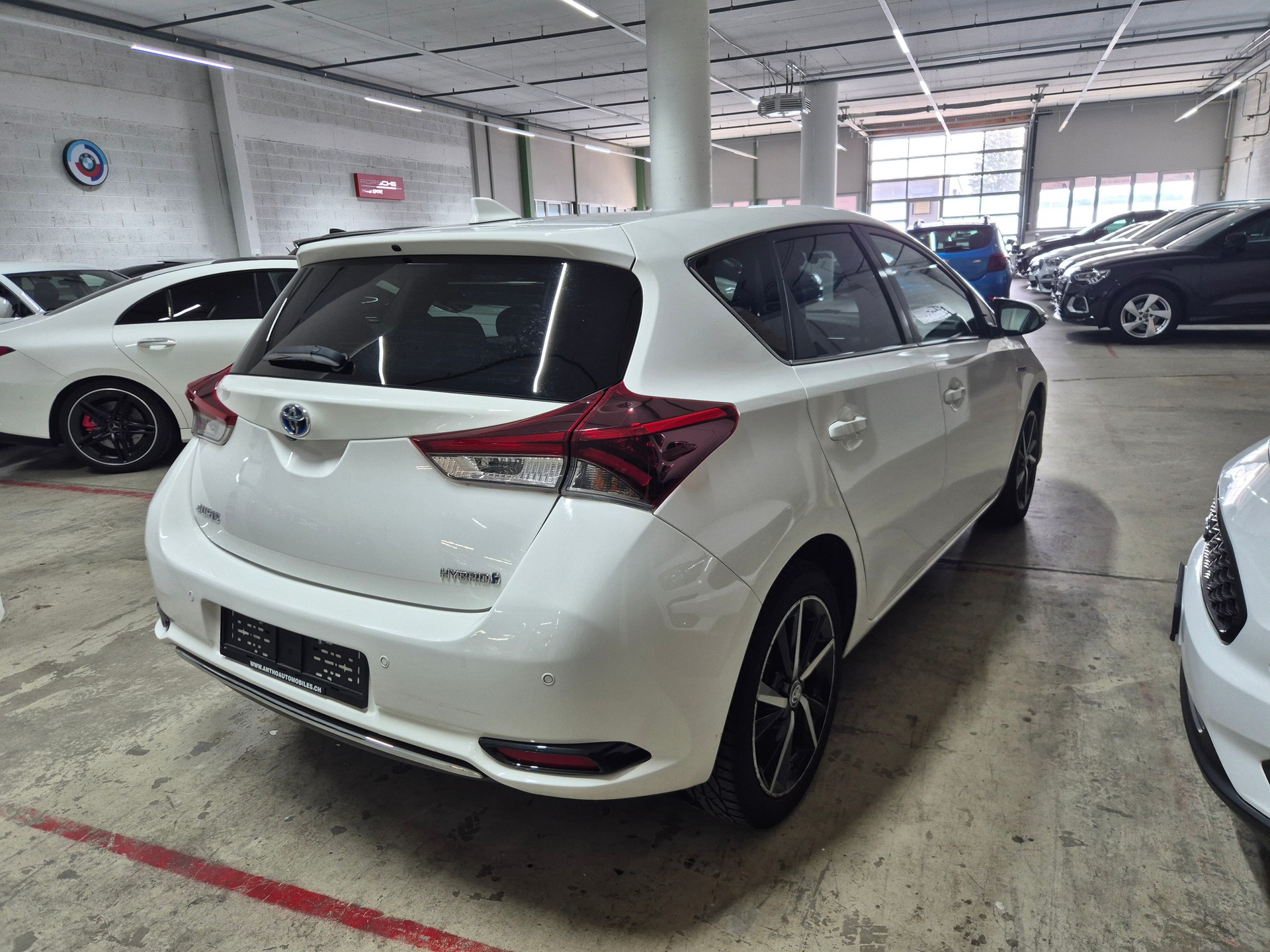 TOYOTA Auris 1.8 HSD Trend e-CVT-image-3