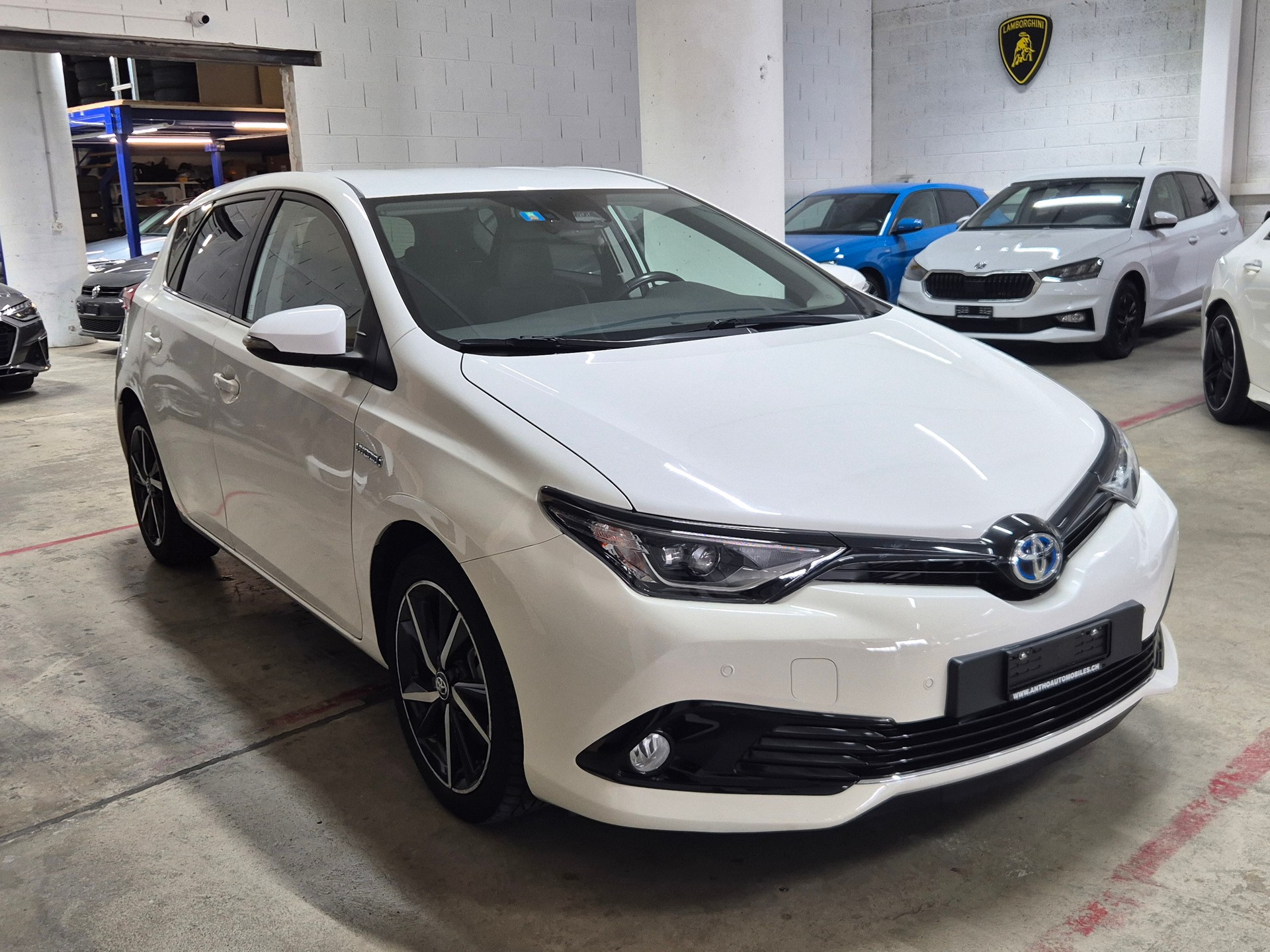 TOYOTA Auris 1.8 HSD Trend e-CVT-image-2