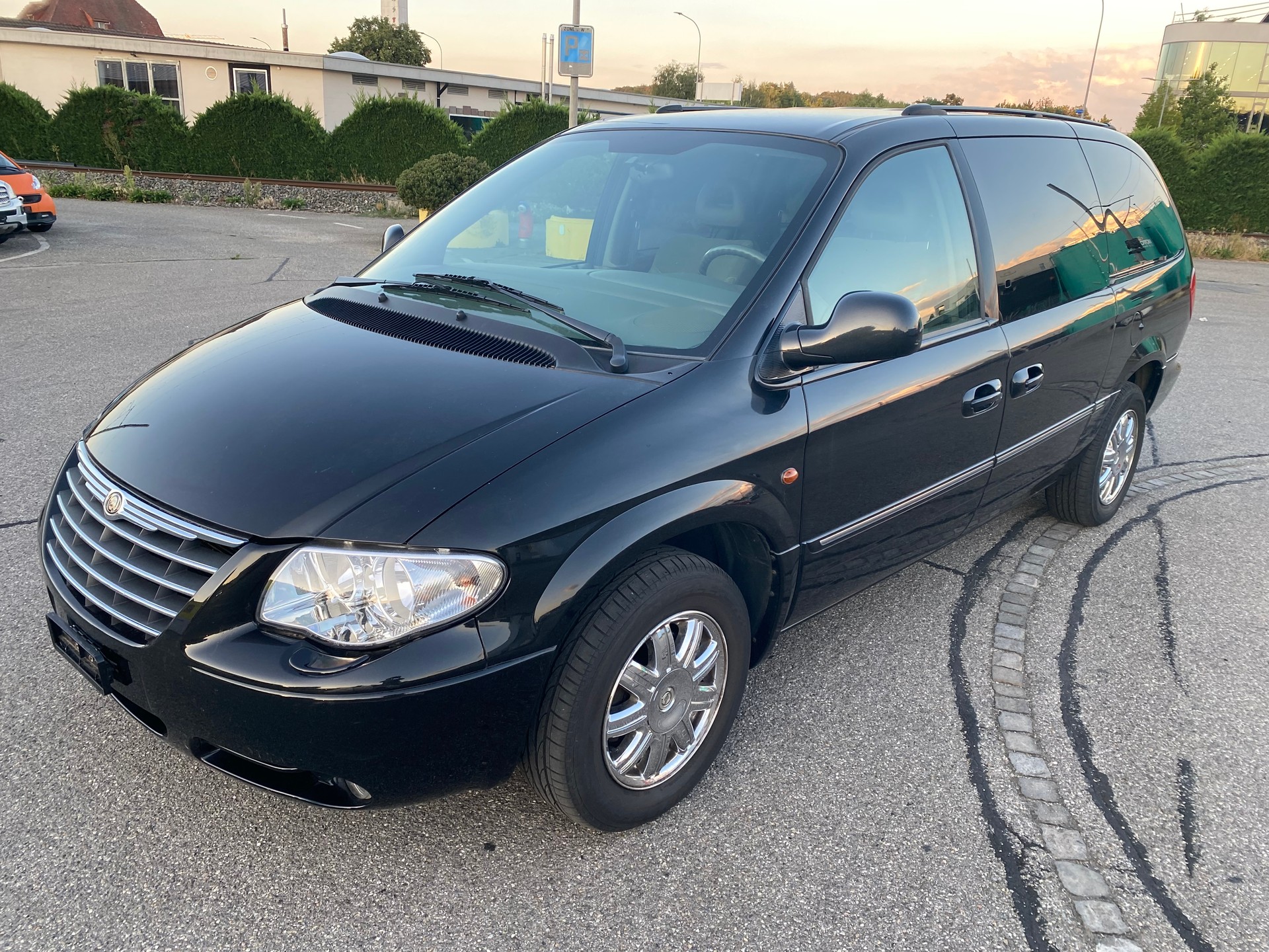 CHRYSLER Grand Voyager 3.3 LTD AWD Automatic-image-2