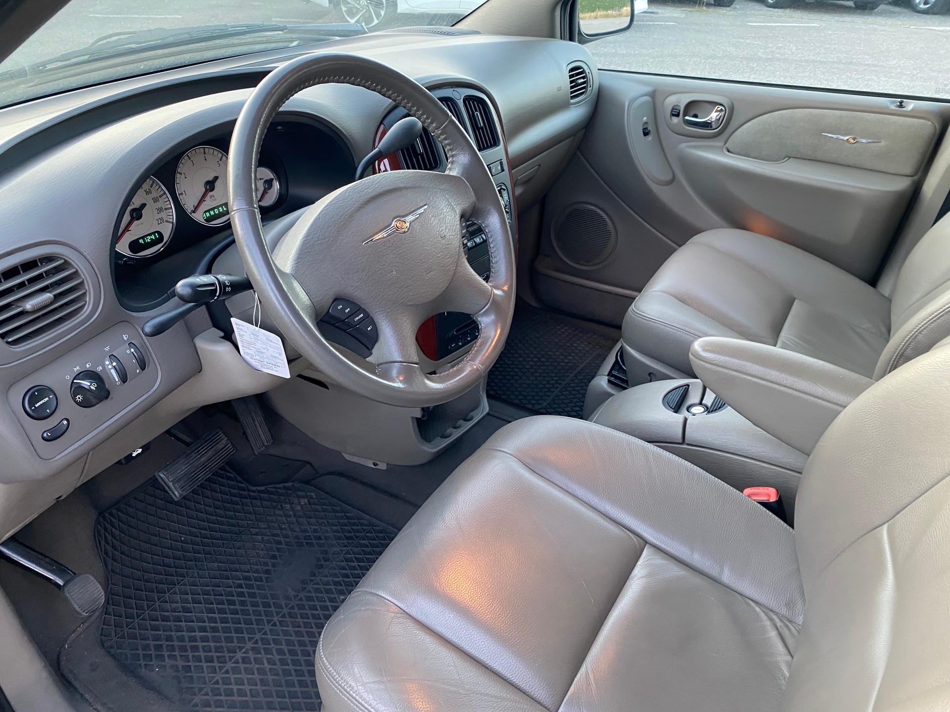 CHRYSLER Grand Voyager 3.3 LTD AWD Automatic-image-4