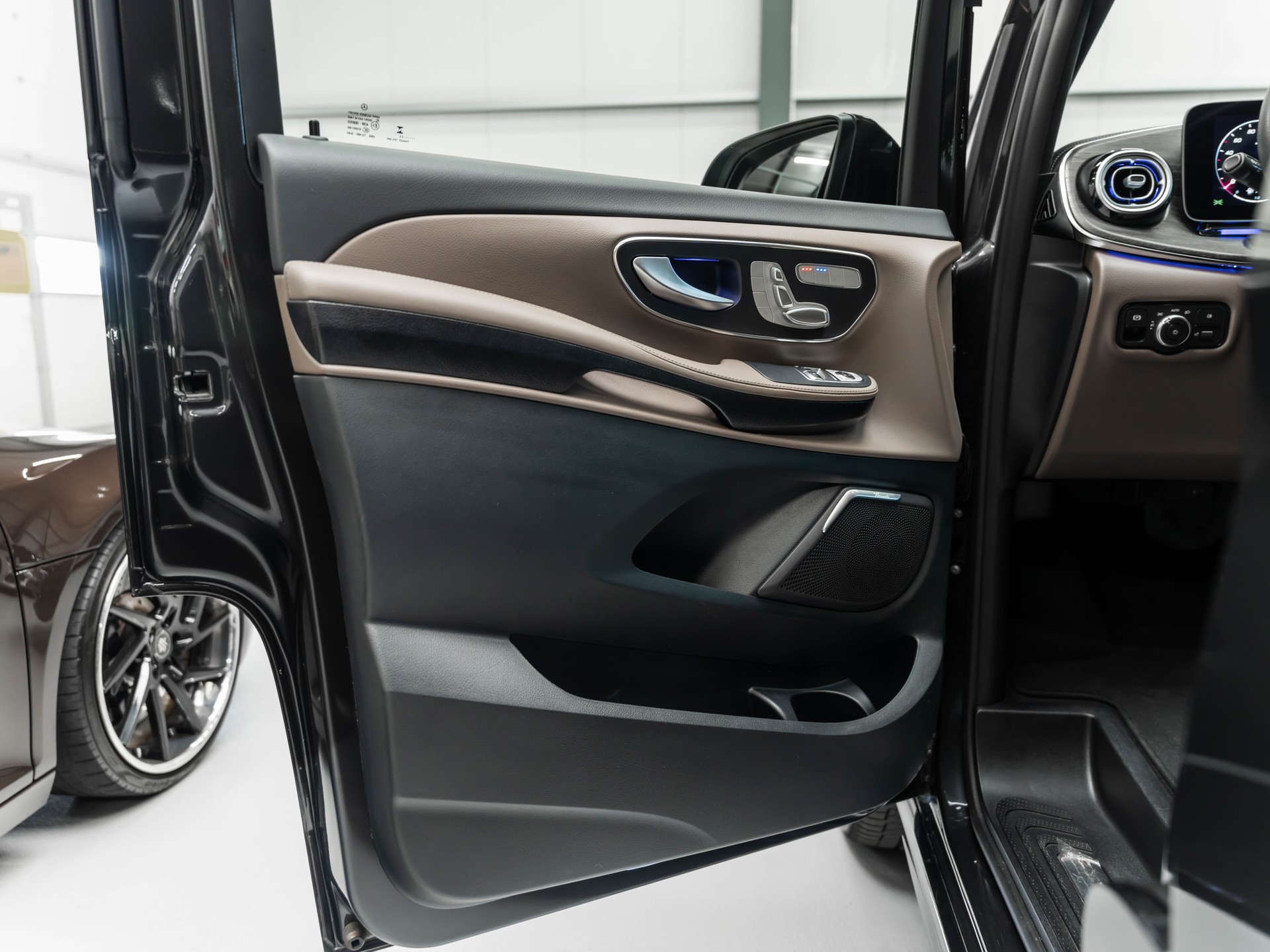MERCEDES-BENZ V 300 d lang Exclusive 4Matic 9G-Tronic-image-18